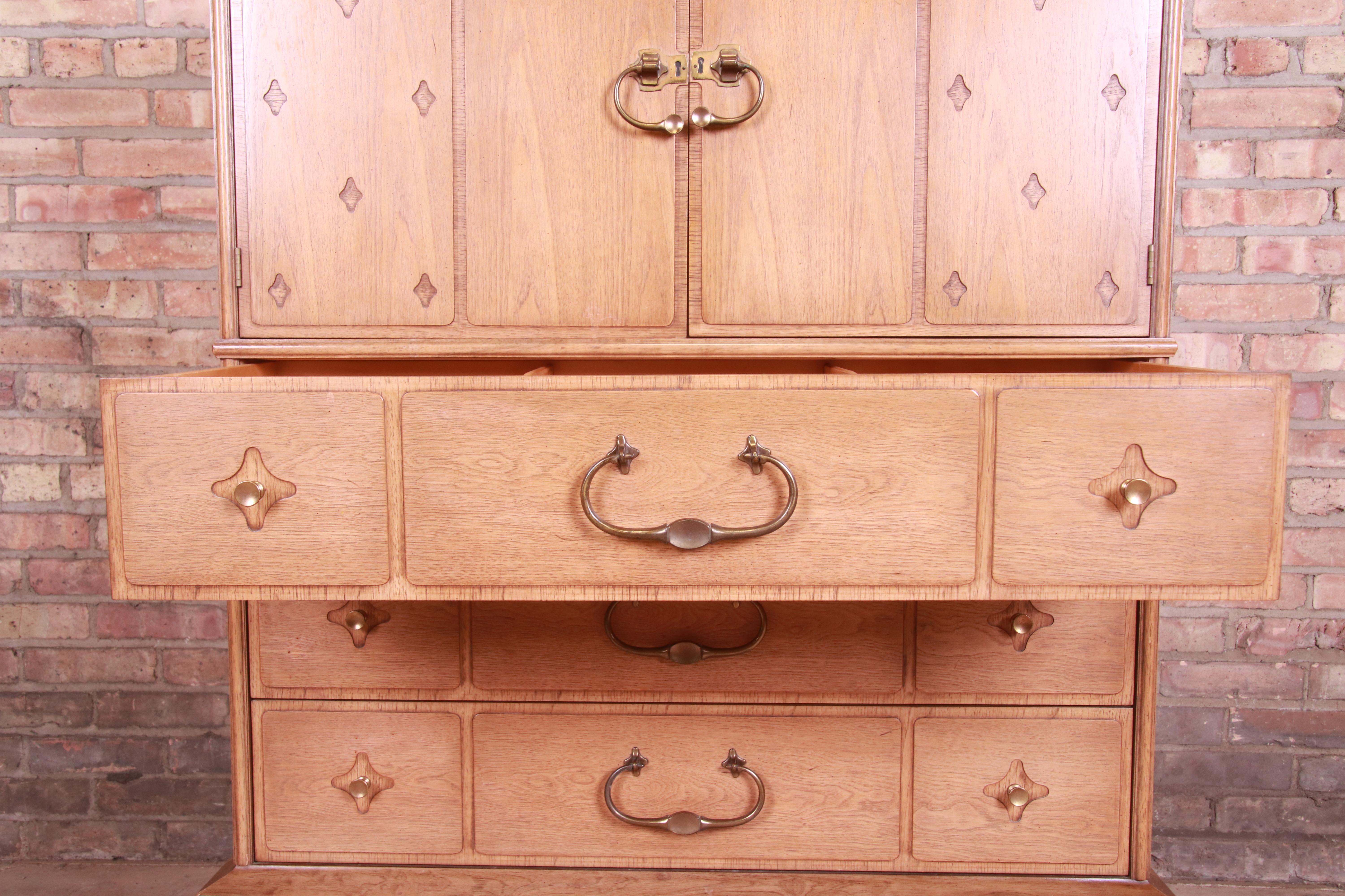 Thomasville Mid-Century Hollywood Regency Bleached Walnut Gentleman's Chest In Good Condition In South Bend, IN