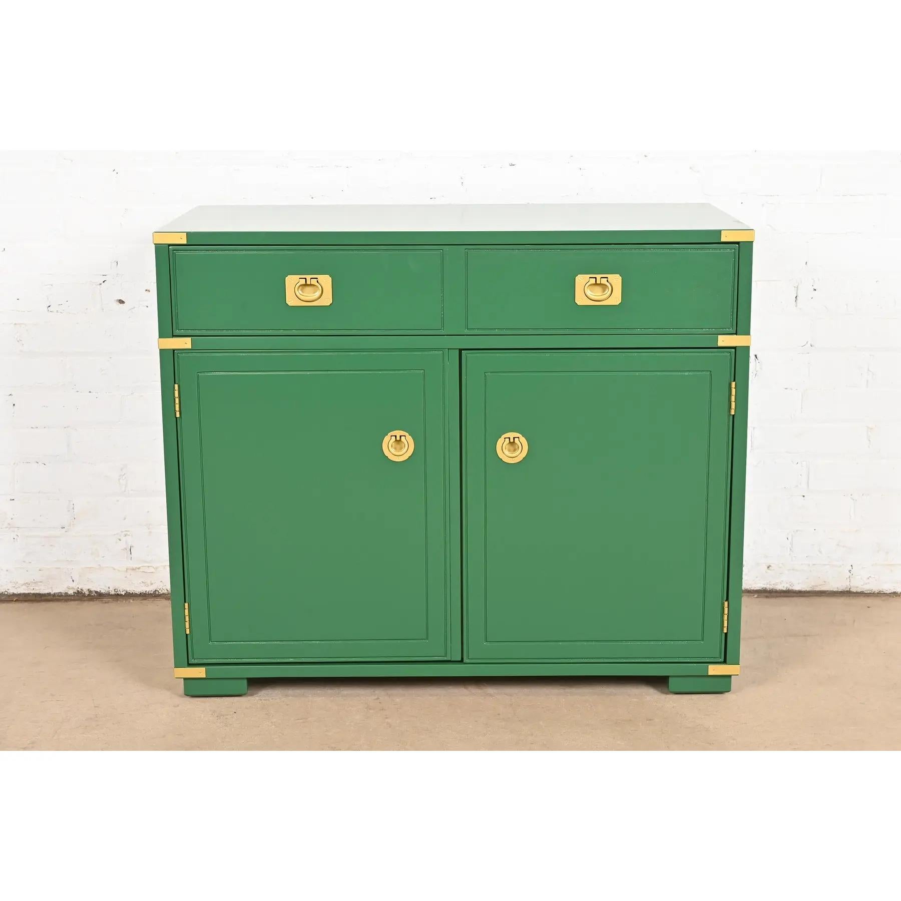 A sleek and stylish mid-century modern Hollywood Regency Campaign style bar cabinet

By Thomasville

USA, Circa 1970s

Green lacquered walnut, with brass accents and hardware.

Measures: 35.63