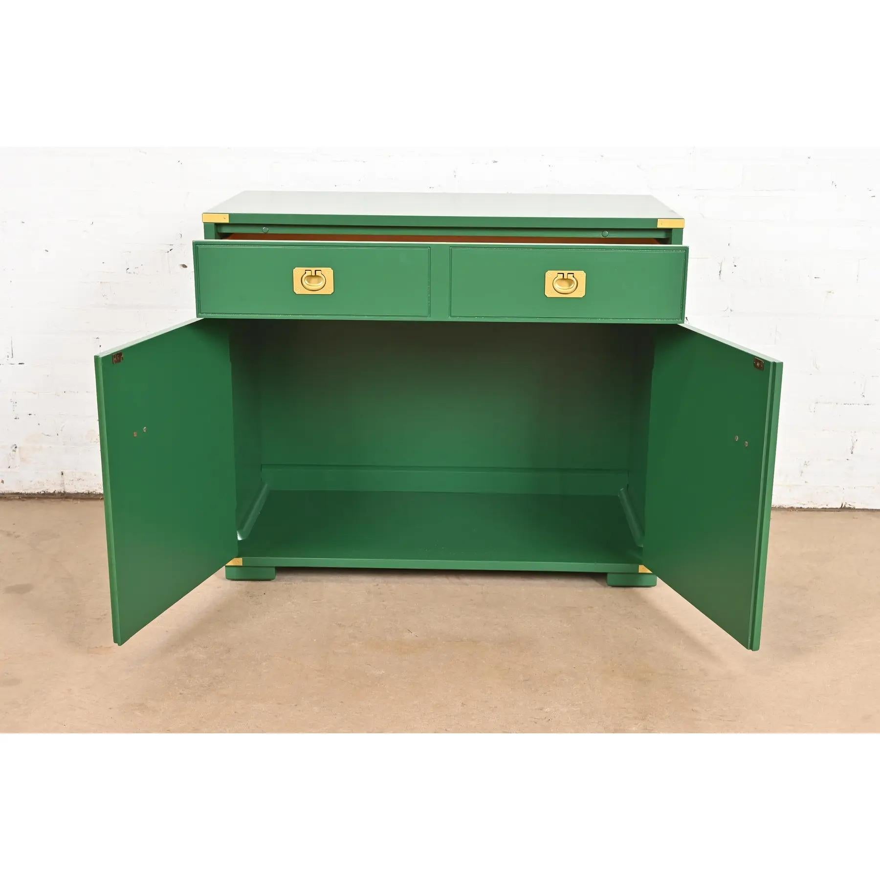 Mueble Bar Thomasville Mid-Century Hollywood Regency Campaign, Recién Acabado finales del siglo XX en venta