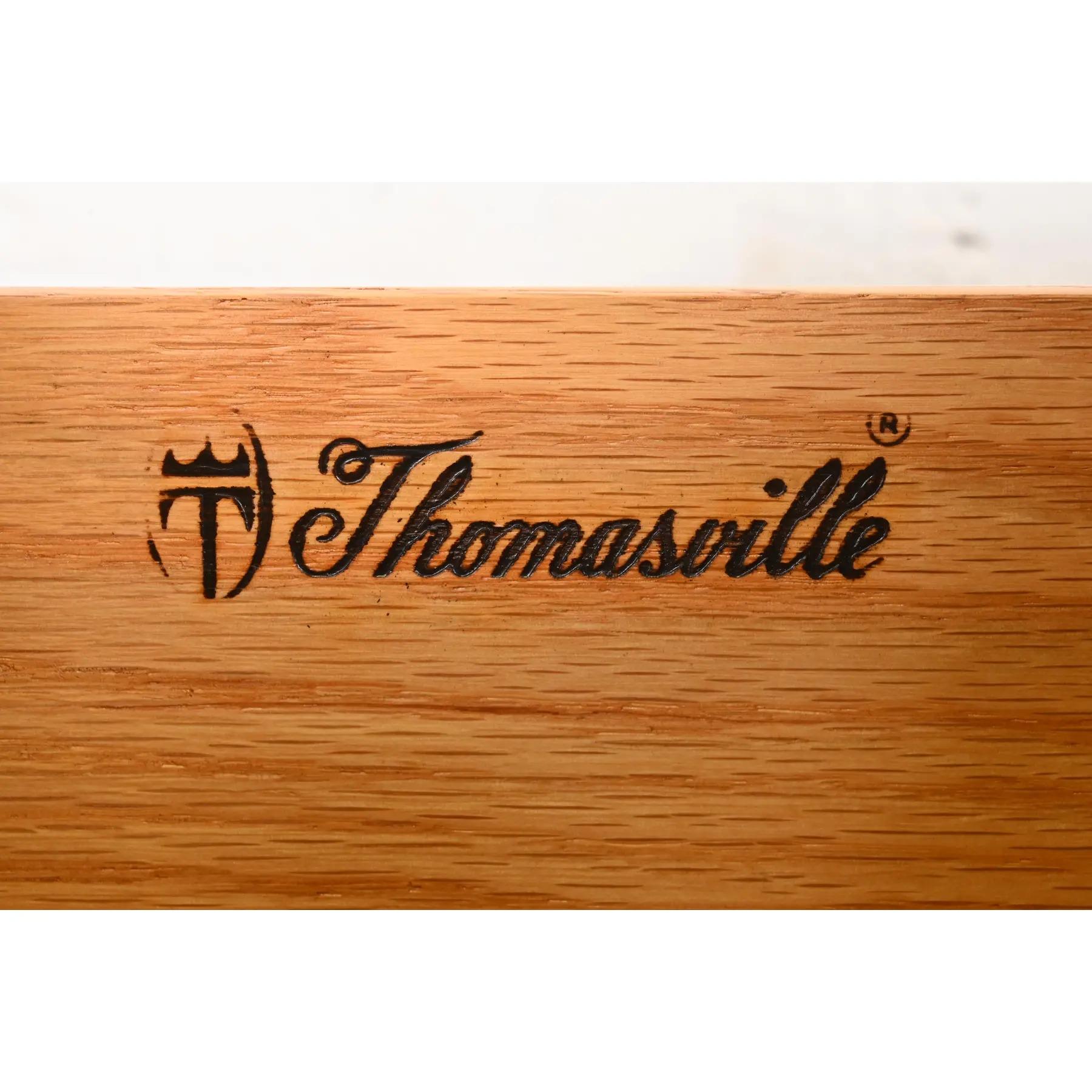 Mueble Bar Thomasville Mid-Century Hollywood Regency Campaign, Recién Acabado Latón en venta