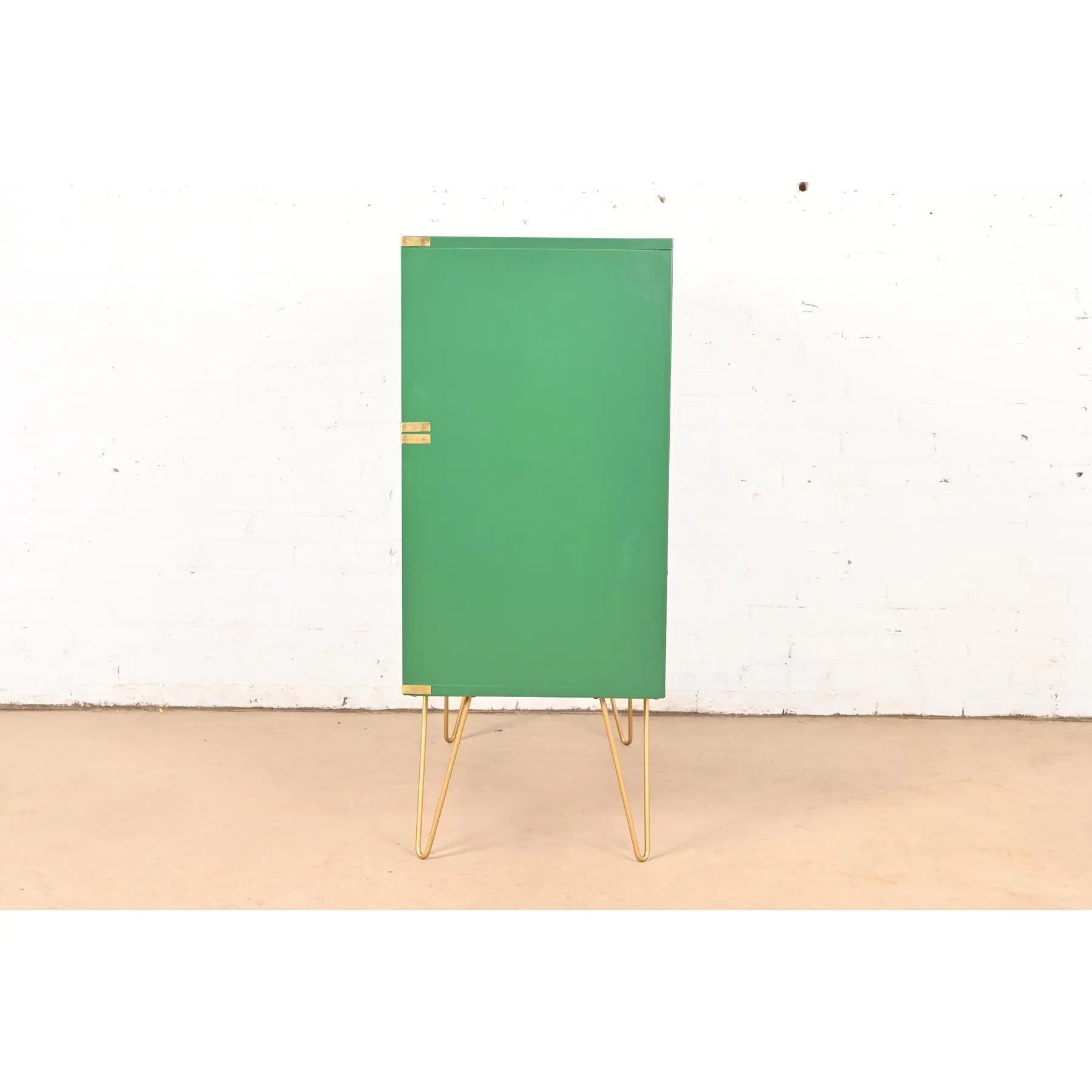 Thomasville Mid-Century Hollywood Regency Campaign Bookcase, Newly Refinished (bibliothèque de campagne de style régence hollywoodienne du milieu du siècle) en vente 4