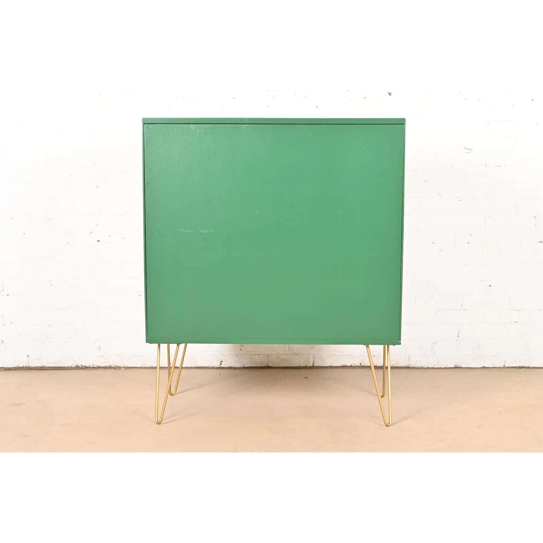 Thomasville Mid-Century Hollywood Regency Campaign Bookcase, Newly Refinished (bibliothèque de campagne de style régence hollywoodienne du milieu du siècle) en vente 5