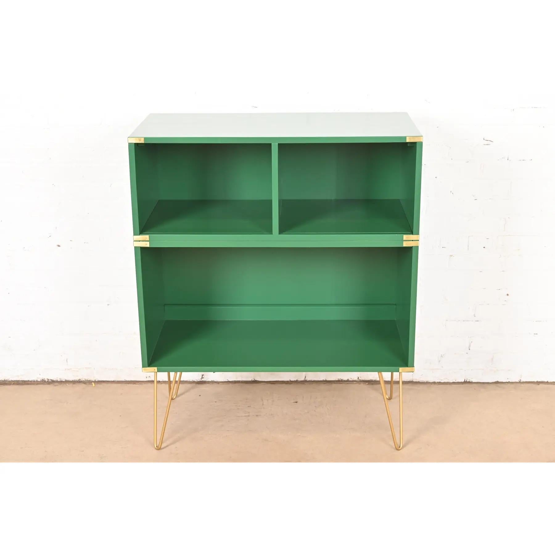 Mid-Century Modern Thomasville Mid-Century Hollywood Regency Campaign Bookcase, Newly Refinished (bibliothèque de campagne de style régence hollywoodienne du milieu du siècle) en vente