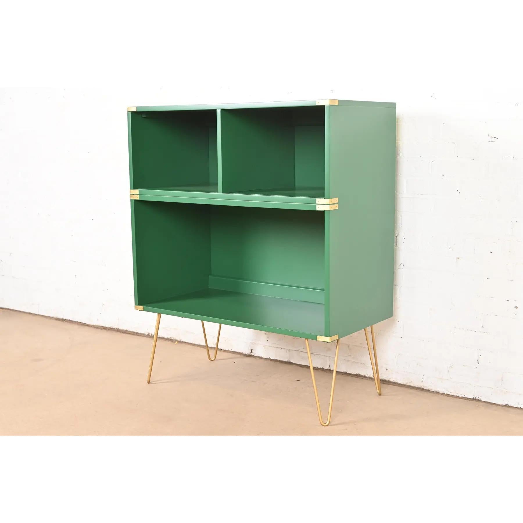 Américain Thomasville Mid-Century Hollywood Regency Campaign Bookcase, Newly Refinished (bibliothèque de campagne de style régence hollywoodienne du milieu du siècle) en vente