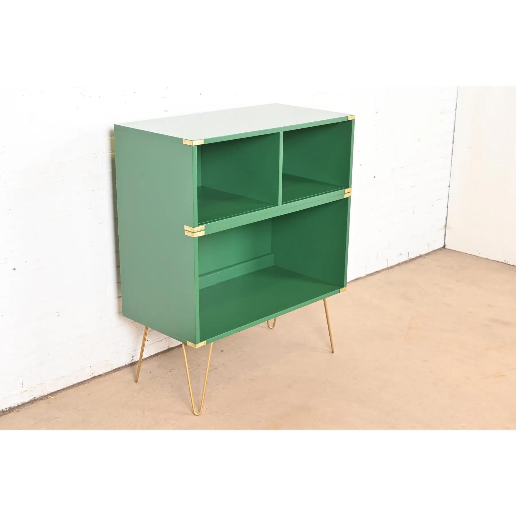 Thomasville Mid-Century Hollywood Regency Campaign Bookcase, Newly Refinished (bibliothèque de campagne de style régence hollywoodienne du milieu du siècle) Bon état - En vente à South Bend, IN