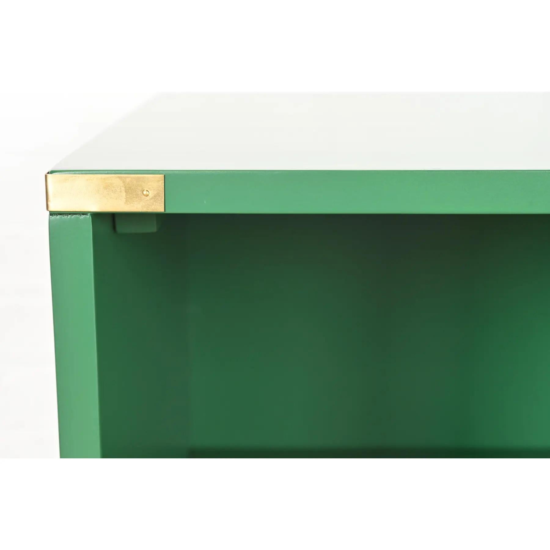 Fin du 20e siècle Thomasville Mid-Century Hollywood Regency Campaign Bookcase, Newly Refinished (bibliothèque de campagne de style régence hollywoodienne du milieu du siècle) en vente