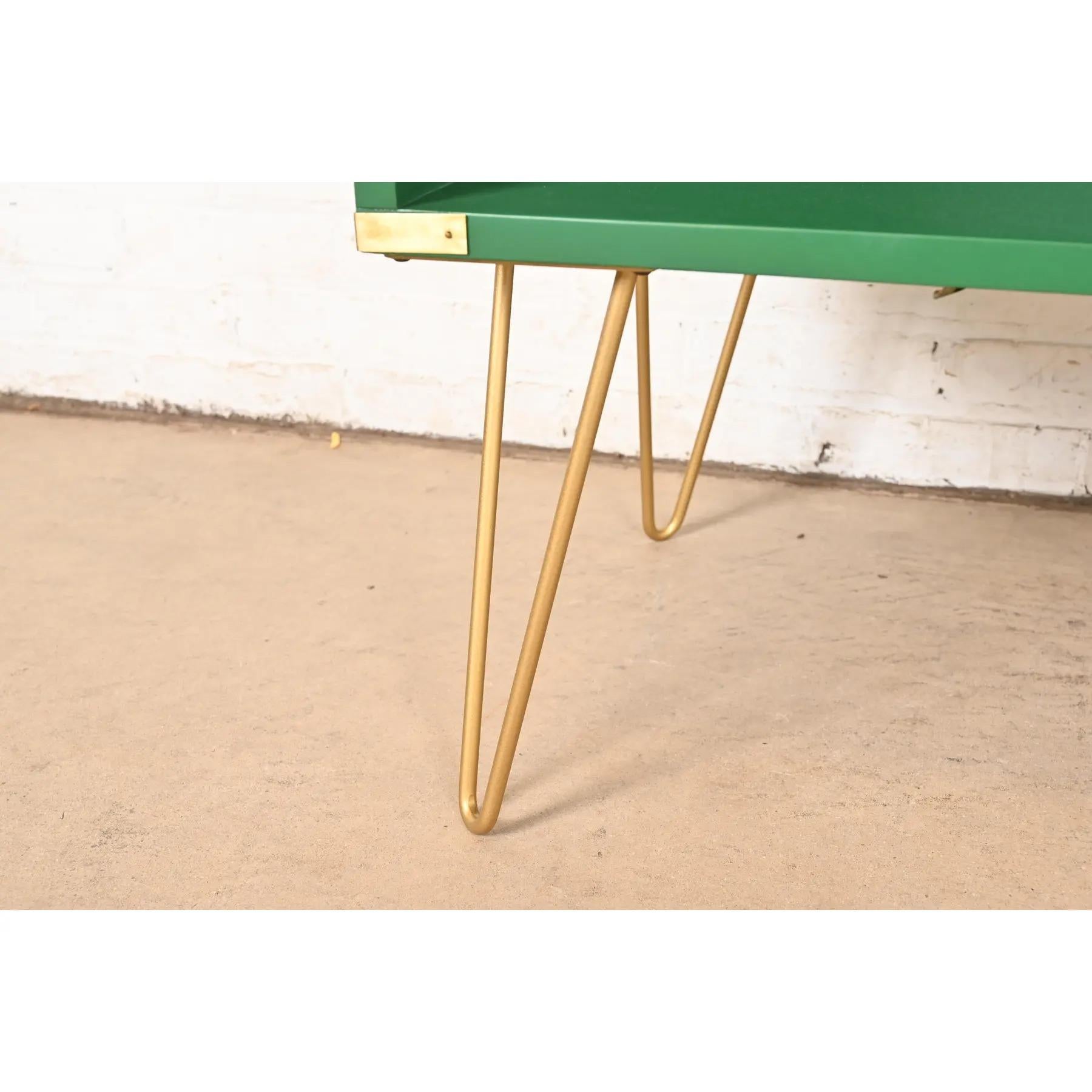 Thomasville Mid-Century Hollywood Regency Campaign Bookcase, Newly Refinished (bibliothèque de campagne de style régence hollywoodienne du milieu du siècle) en vente 2