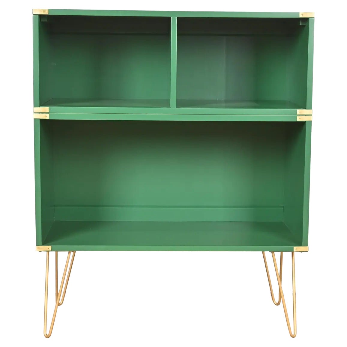 Thomasville Mid-Century Hollywood Regency Campaign Bookcase, Newly Refinished (bibliothèque de campagne de style régence hollywoodienne du milieu du siècle) en vente