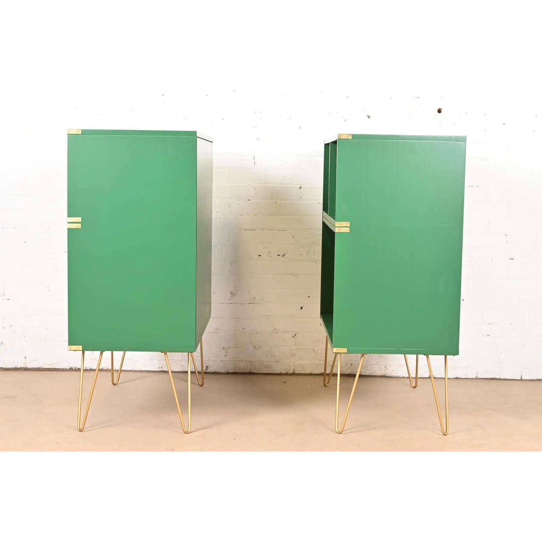 Thomasville Mid-Century Hollywood Regency Campaign Bookcases, Refinished (Bibliothèques de campagne) en vente 4