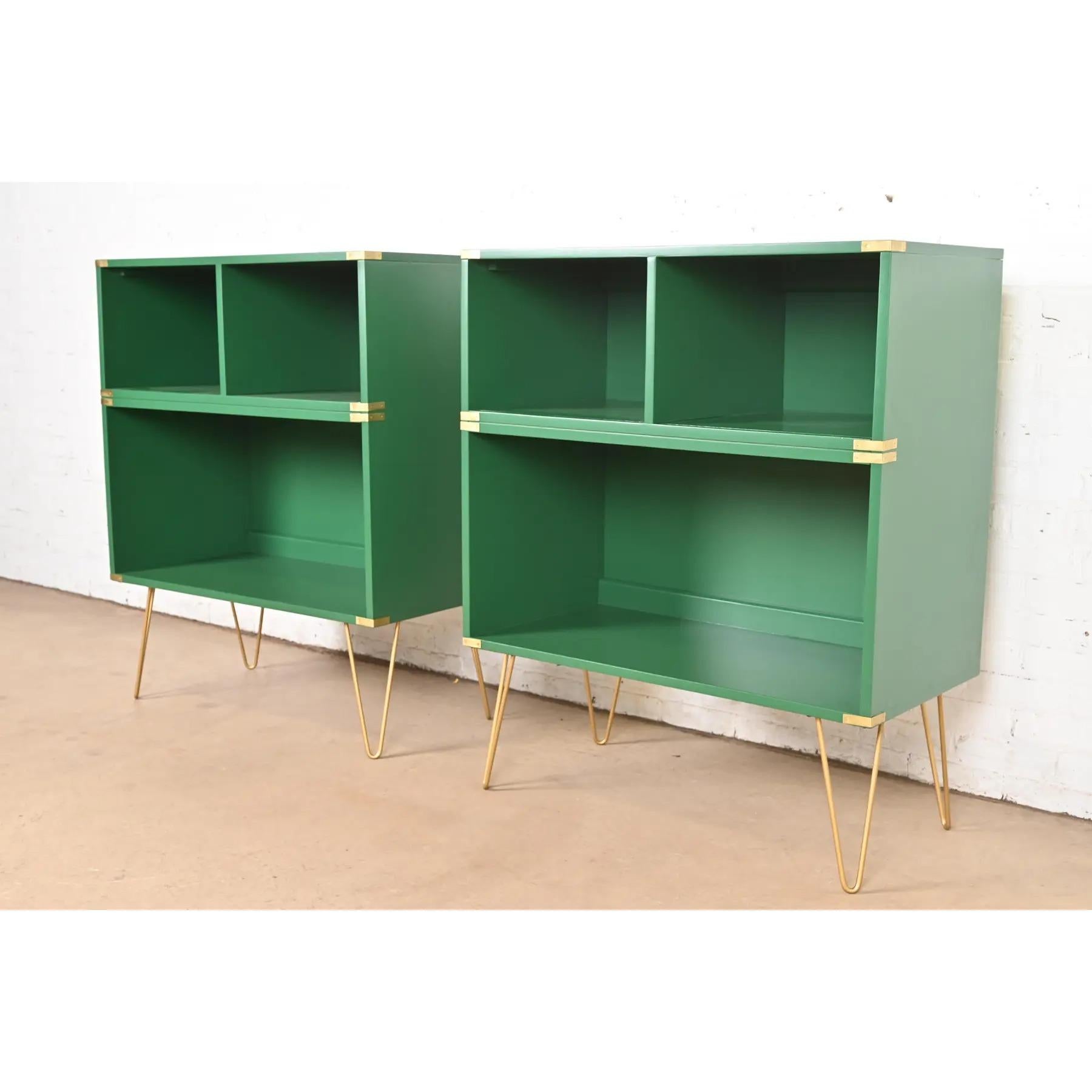 Paire de bibliothèques de style Hollywood Regency Campaigner, modernes et élégantes, datant du milieu du siècle dernier.

Par Thomasville

USA, Circa 1970s

Noyer laqué vert, avec accents en laiton et pieds en épingle à cheveux en acier finition