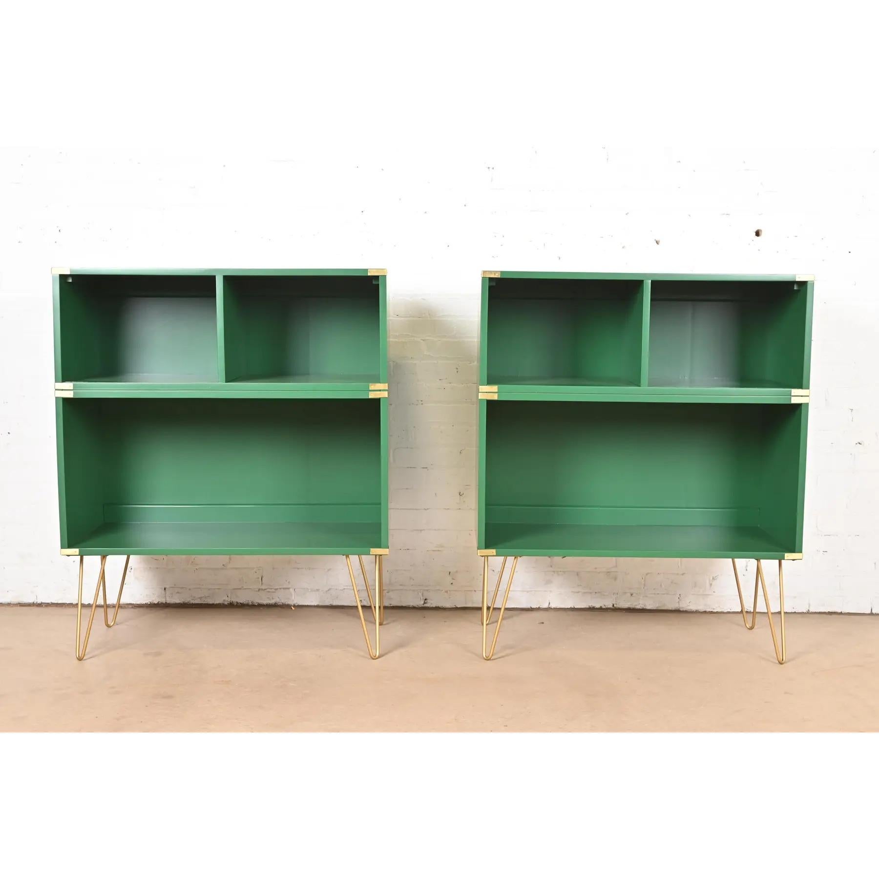 Mid-Century Modern Thomasville Mid-Century Hollywood Regency Campaign Bookcases, Refinished (Bibliothèques de campagne) en vente