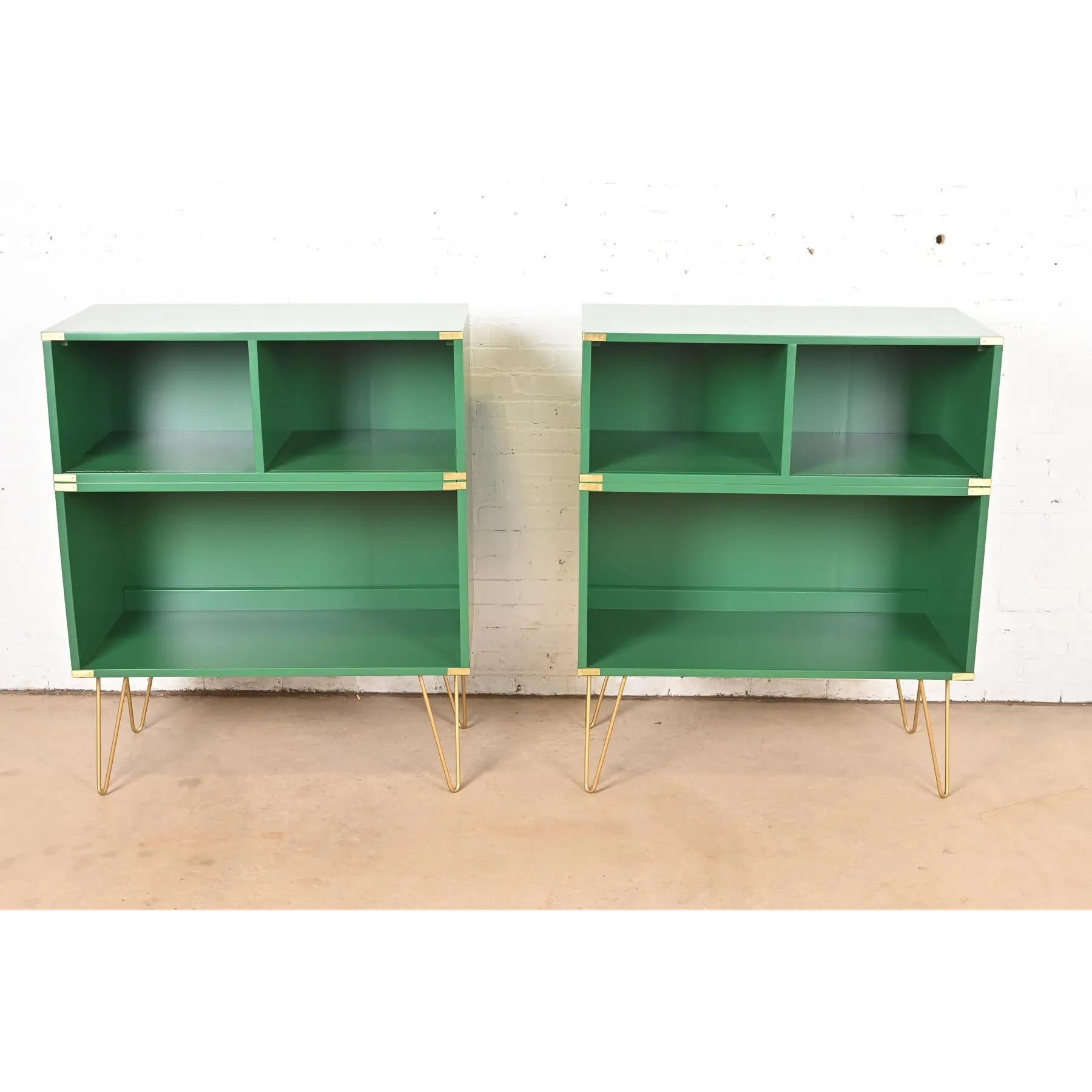Américain Thomasville Mid-Century Hollywood Regency Campaign Bookcases, Refinished (Bibliothèques de campagne) en vente