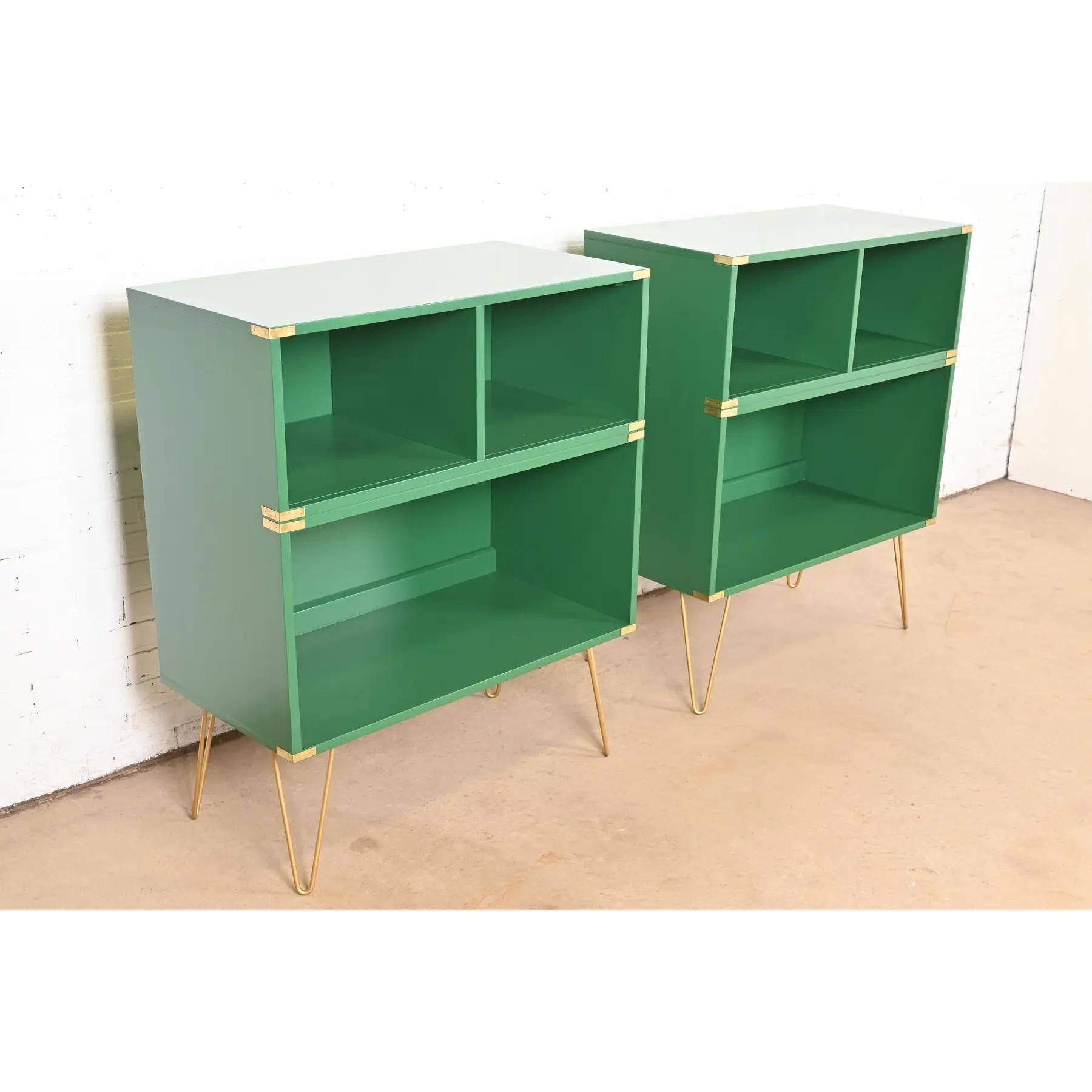 Thomasville Mid-Century Hollywood Regency Campaign Bookcases, Refinished (Bibliothèques de campagne) Bon état - En vente à South Bend, IN