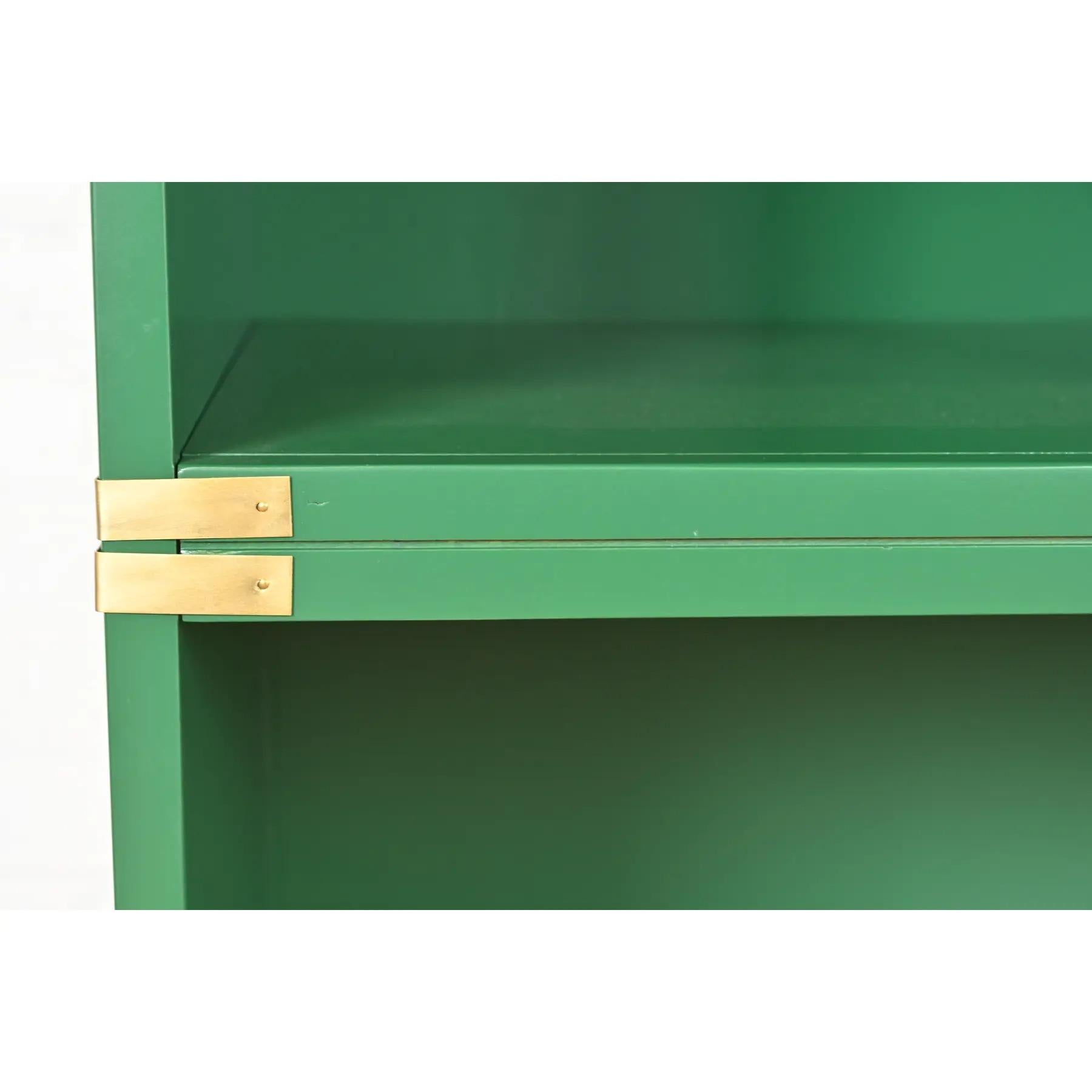Laiton Thomasville Mid-Century Hollywood Regency Campaign Bookcases, Refinished (Bibliothèques de campagne) en vente