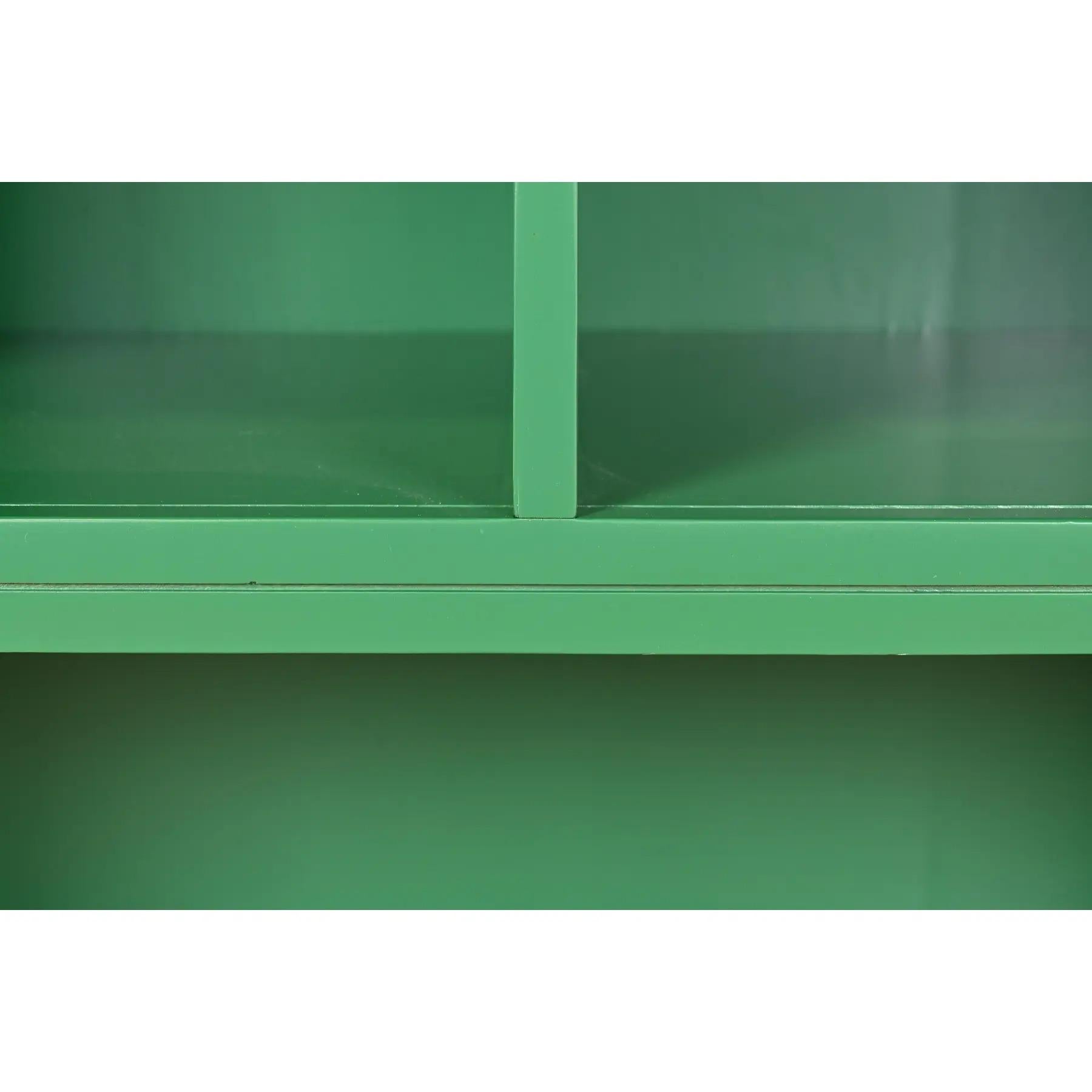 Thomasville Mid-Century Hollywood Regency Campaign Bookcases, Refinished (Bibliothèques de campagne) en vente 1