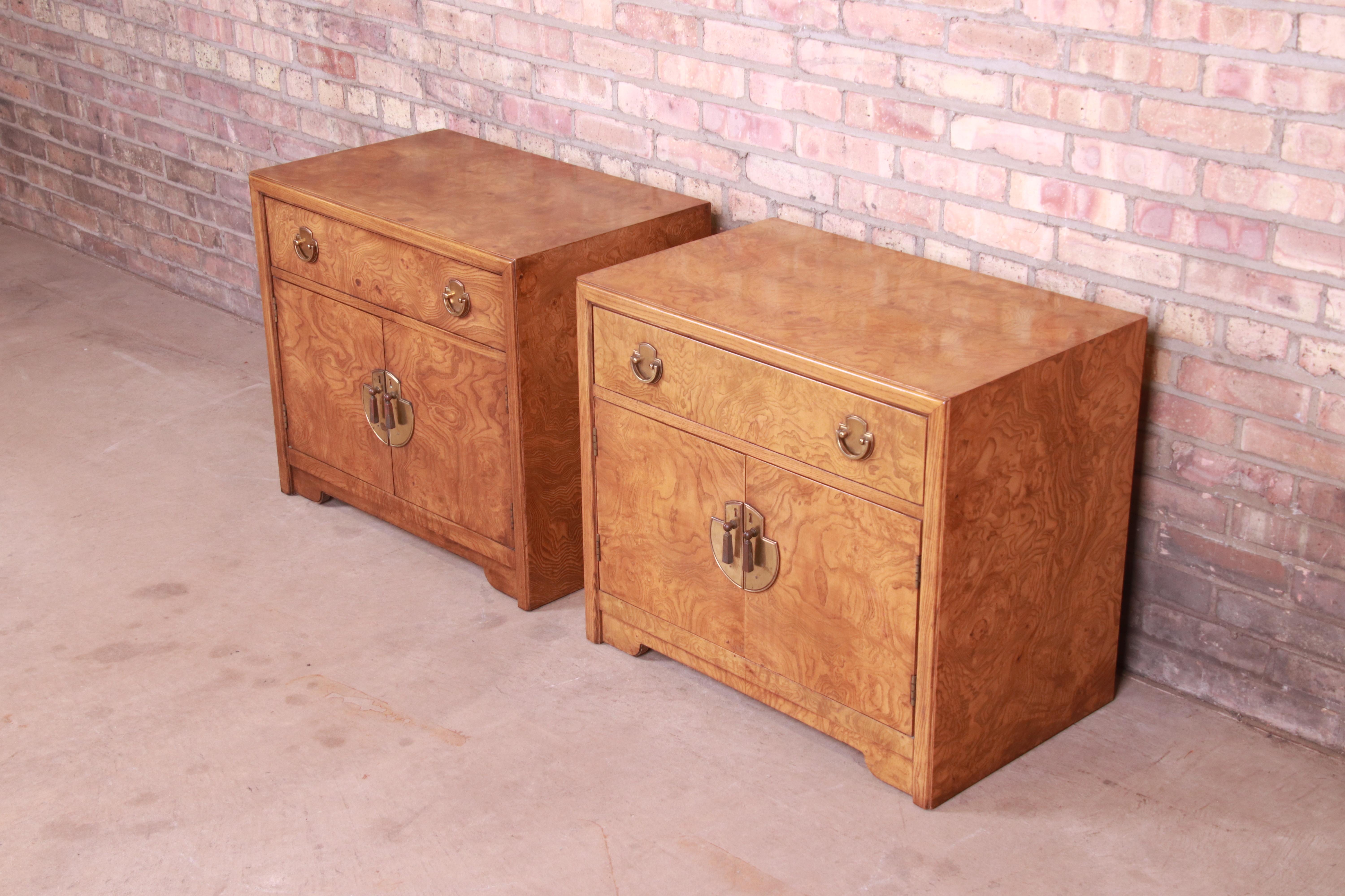 An exceptional pair of Mid-Century Modern Hollywood Regency Chinoiserie nightstands

By Thomasville

USA, 1970s

Burled olive wood, with original Asian-inspired brass hardware.

Measures: 28