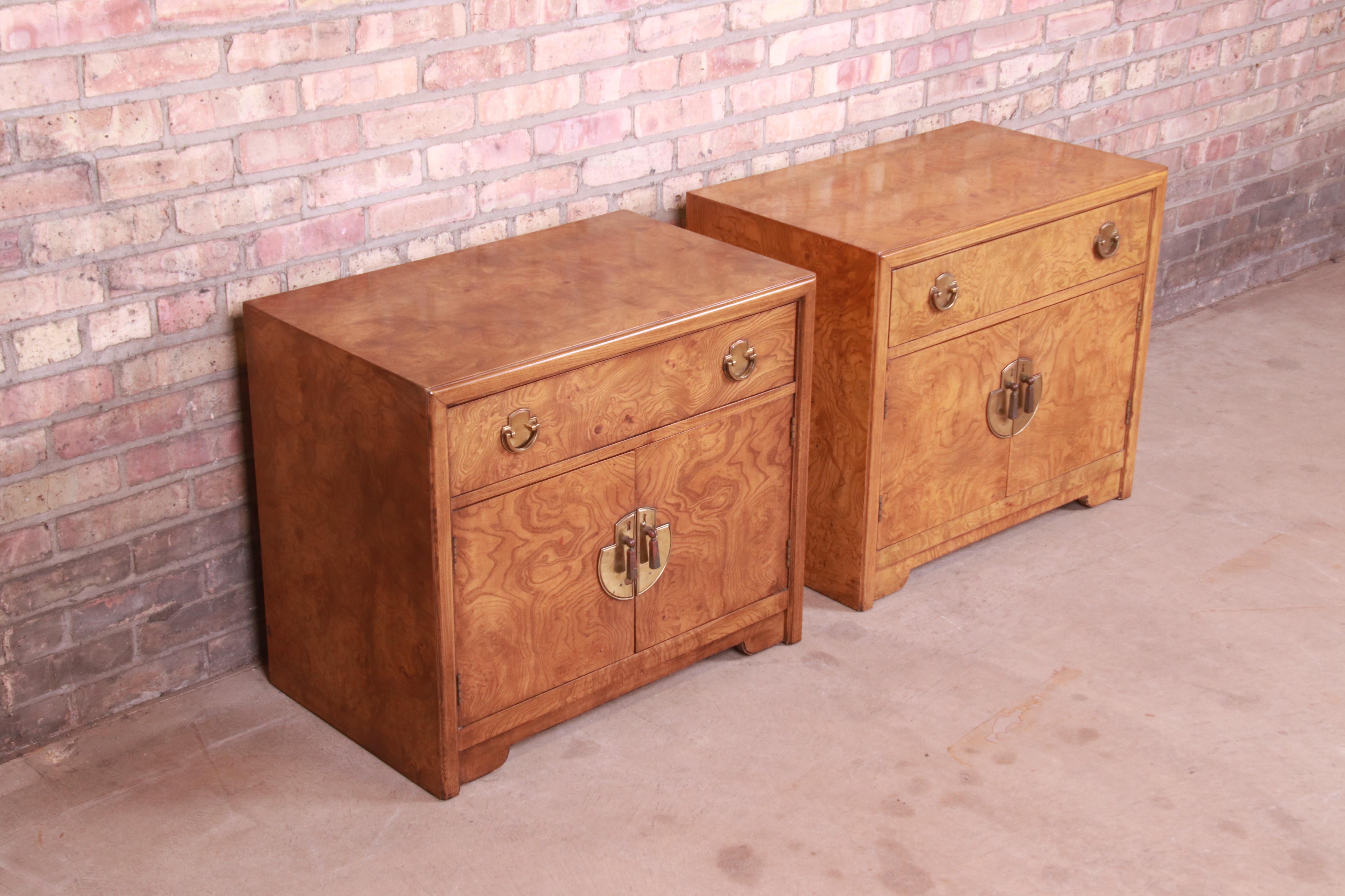 Thomasville Mid-Century Hollywood Regency Chinoiserie Burl Wood Nightstands In Good Condition In South Bend, IN