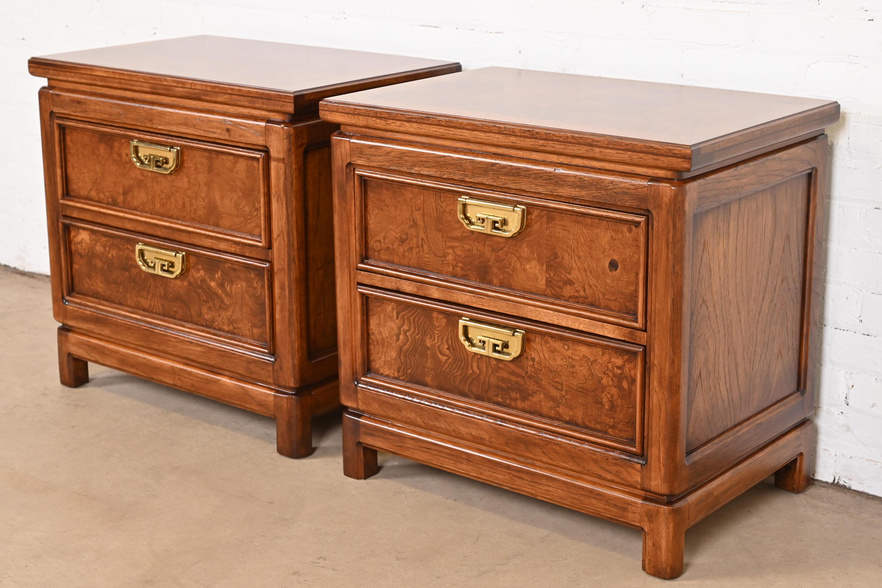 Thomasville Mid-Century Hollywood Regency Chinoiserie Burl Wood Nightstands In Good Condition In South Bend, IN