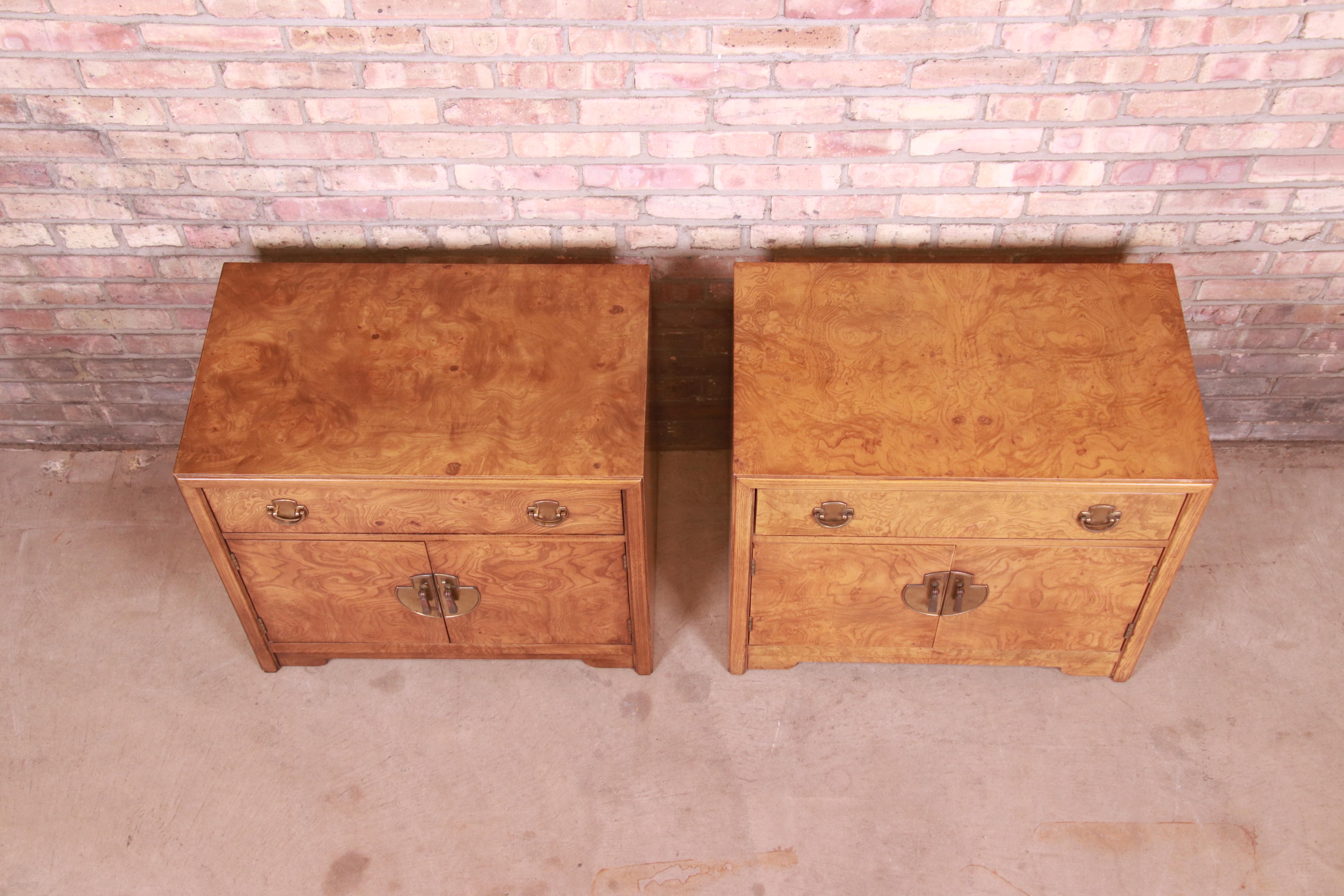 Brass Thomasville Mid-Century Hollywood Regency Chinoiserie Burl Wood Nightstands