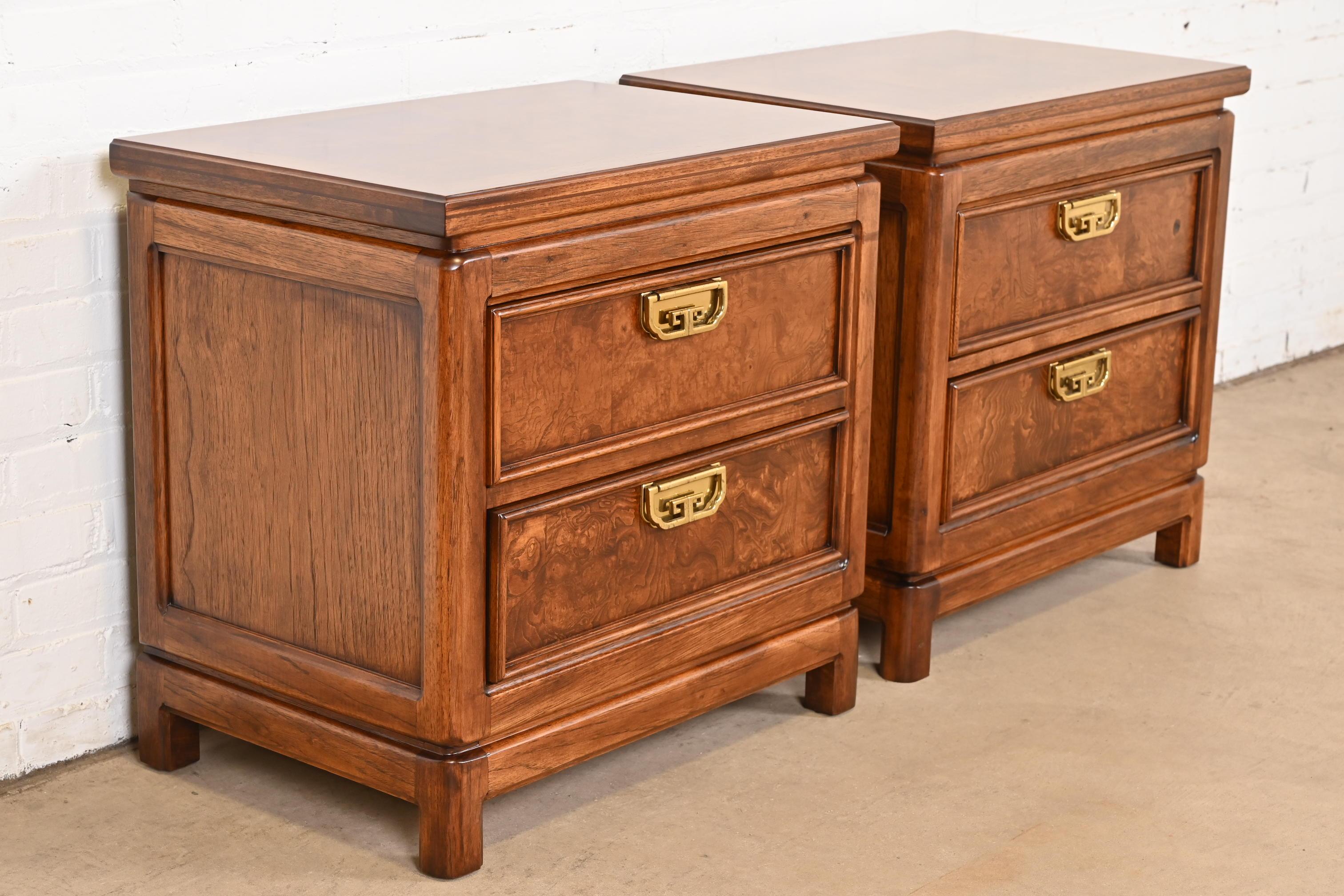 Brass Thomasville Mid-Century Hollywood Regency Chinoiserie Burl Wood Nightstands