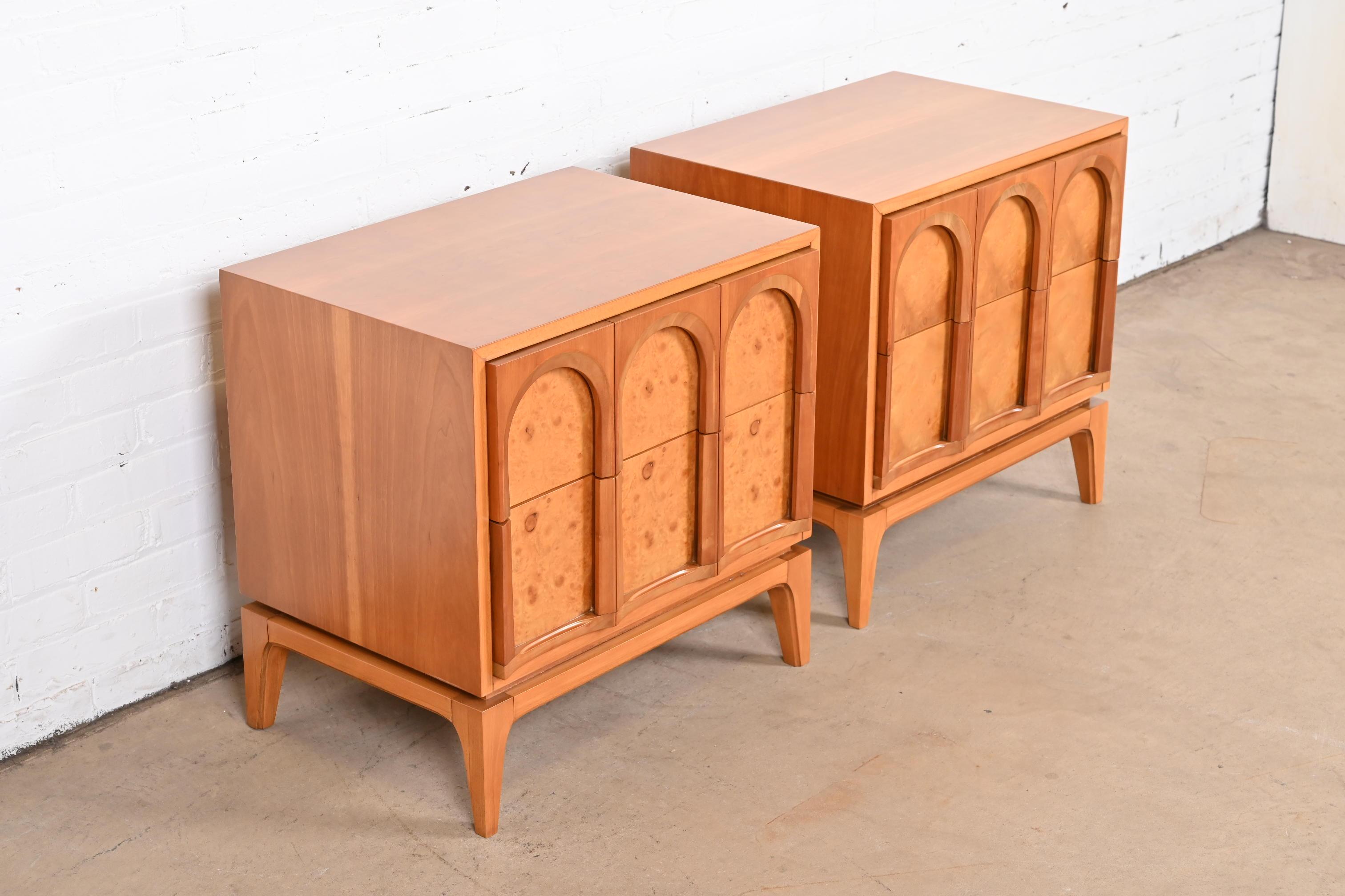 Thomasville Mid-Century Modern Burl Wood Nightstands, Newly Refinished In Good Condition For Sale In South Bend, IN