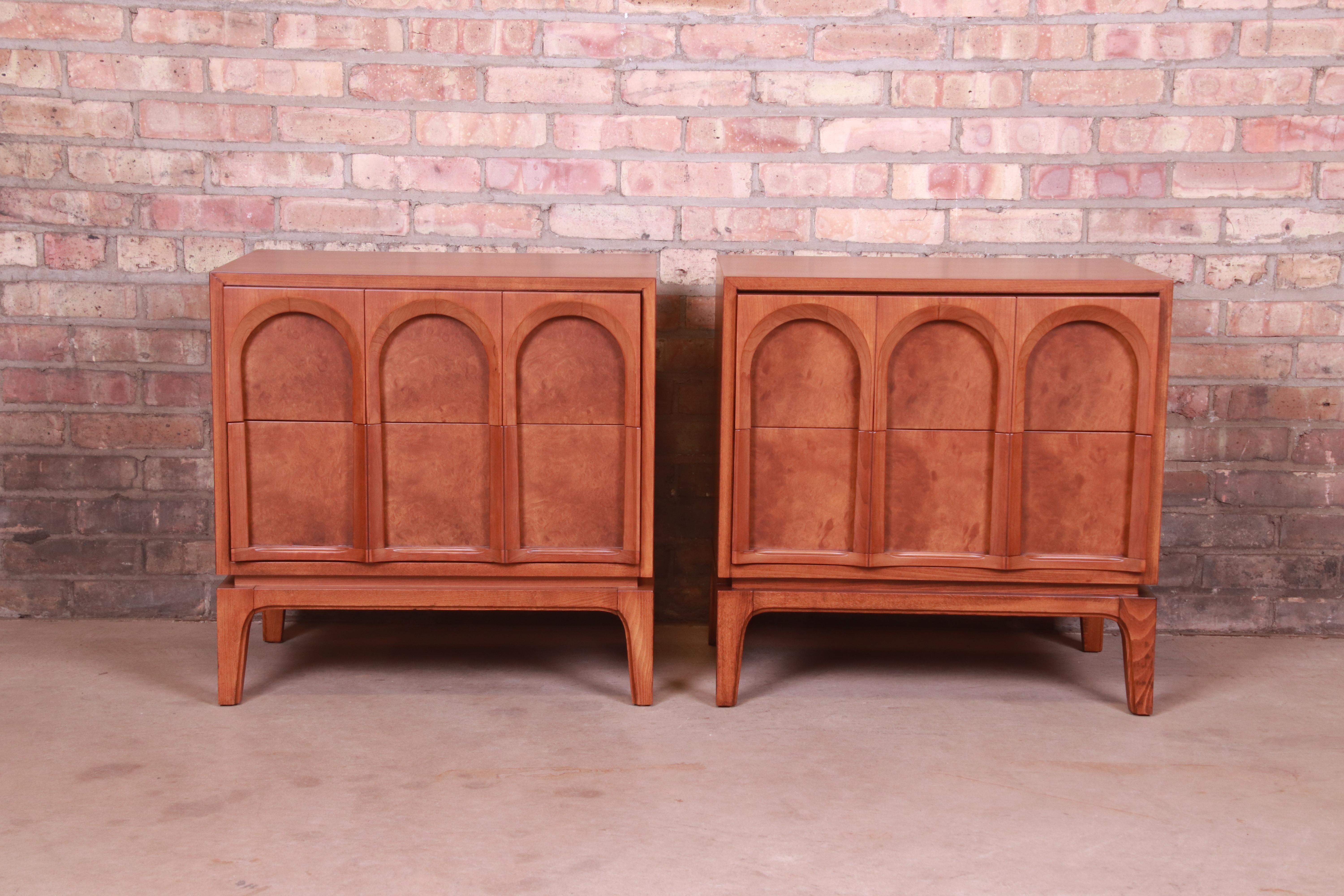 An exceptional pair of Mid-Century Modern nightstands

In the manner of T.H. Robsjohn-Gibbings 
