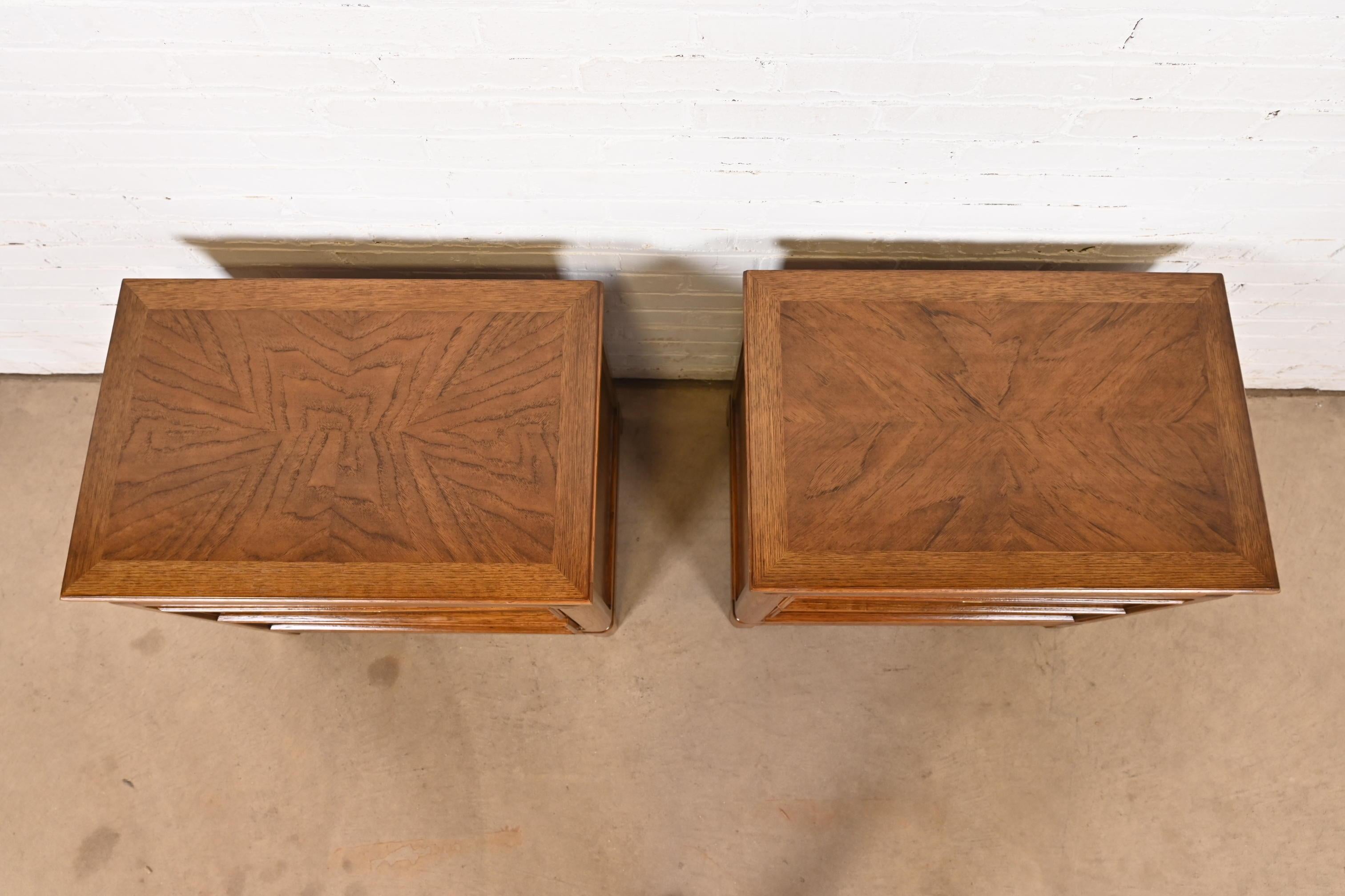 Paire de tables de nuit de campagne de style The Modernity Hollywood Regency, paires en vente 4
