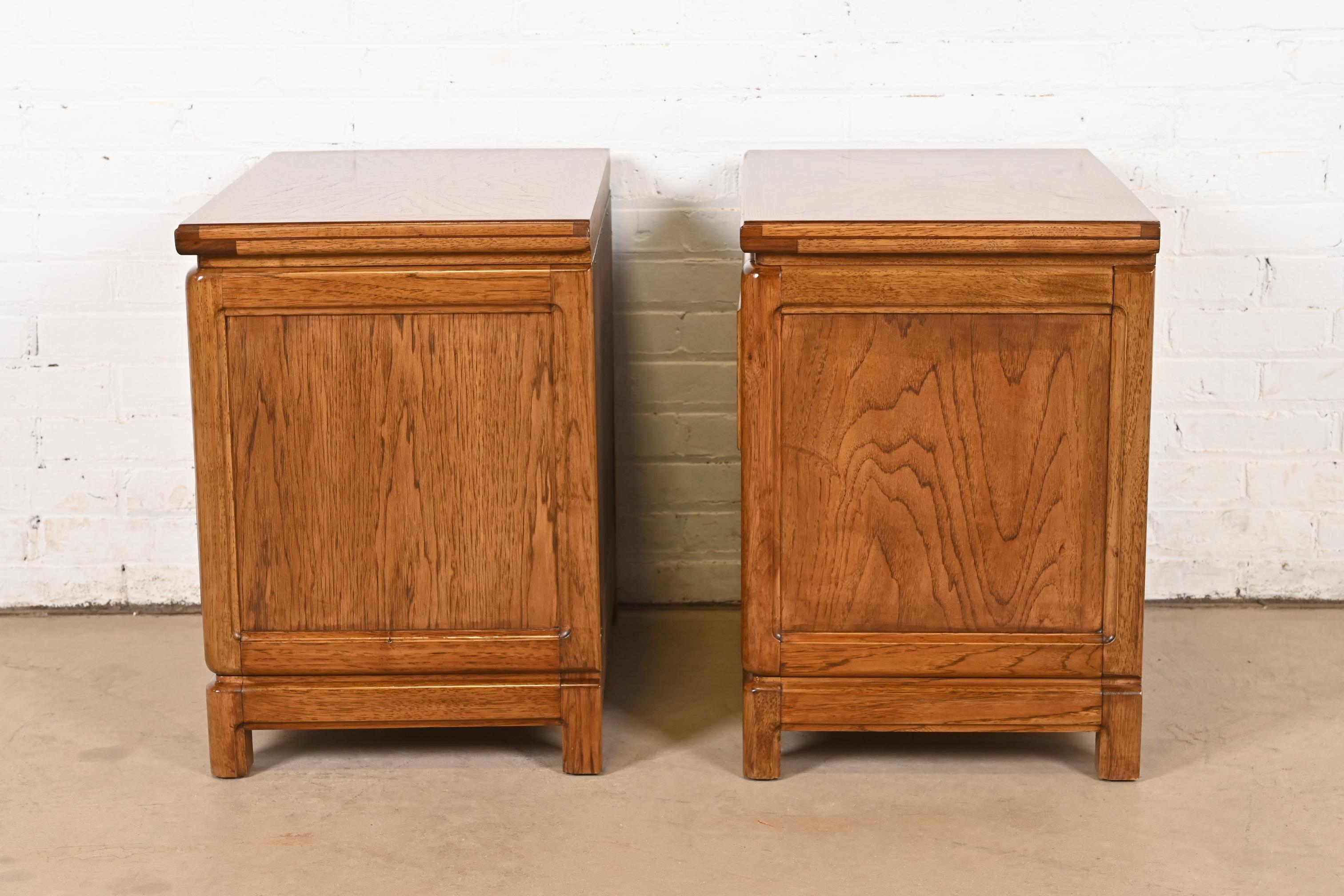 Paire de tables de nuit de campagne de style The Modernity Hollywood Regency, paires en vente 5
