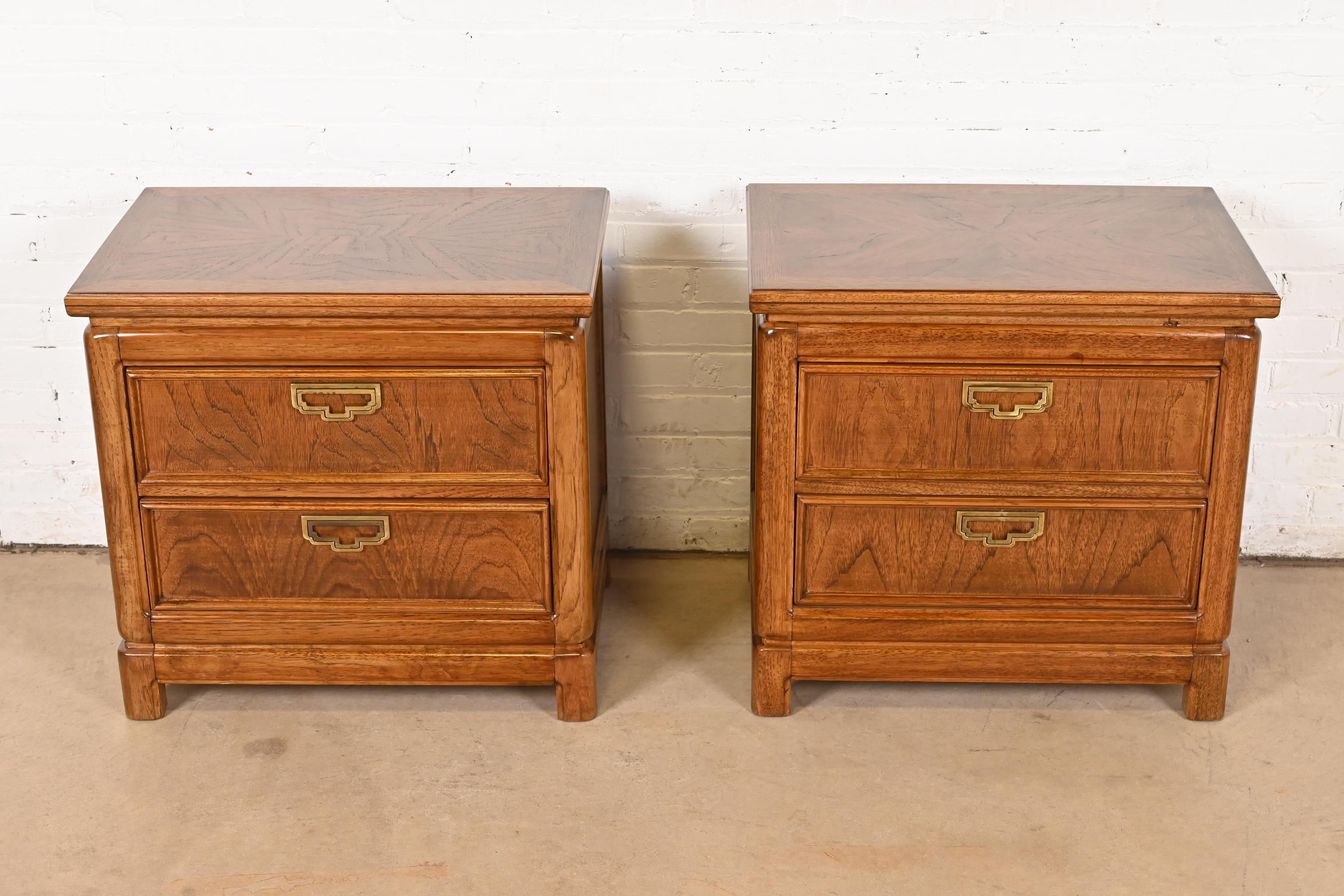 Américain Paire de tables de nuit de campagne de style The Modernity Hollywood Regency, paires en vente
