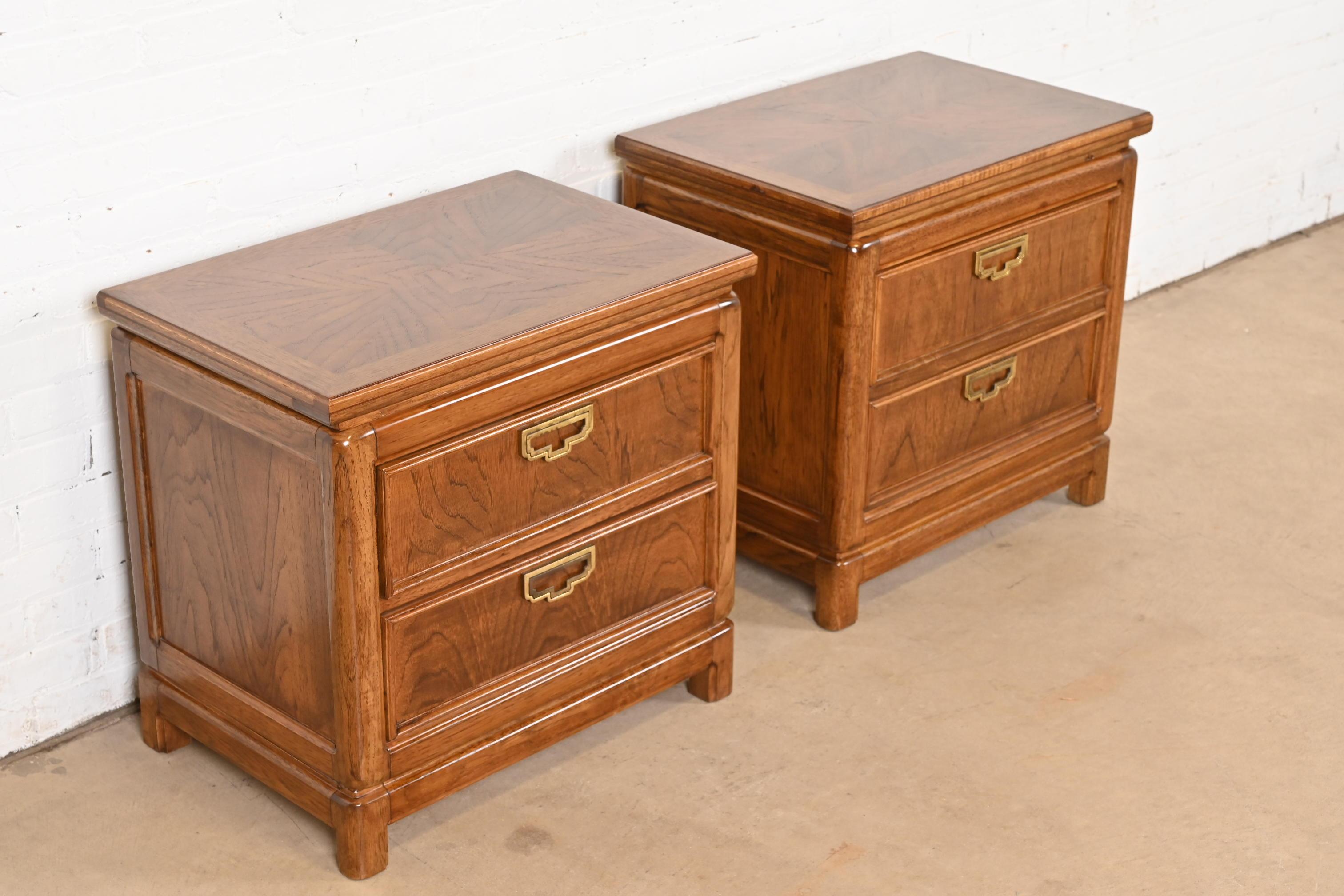 Fin du 20e siècle Paire de tables de nuit de campagne de style The Modernity Hollywood Regency, paires en vente