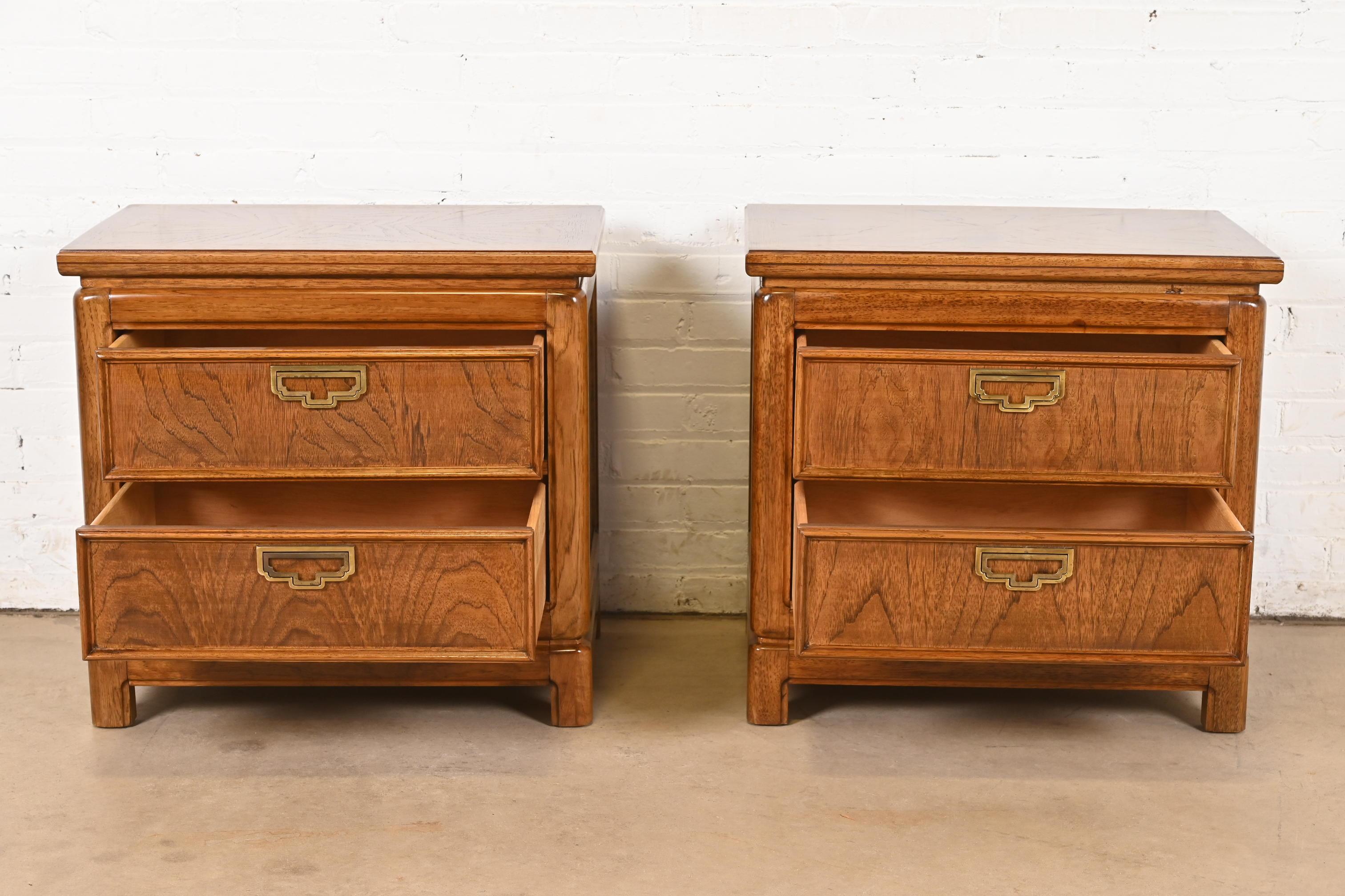 Laiton Paire de tables de nuit de campagne de style The Modernity Hollywood Regency, paires en vente