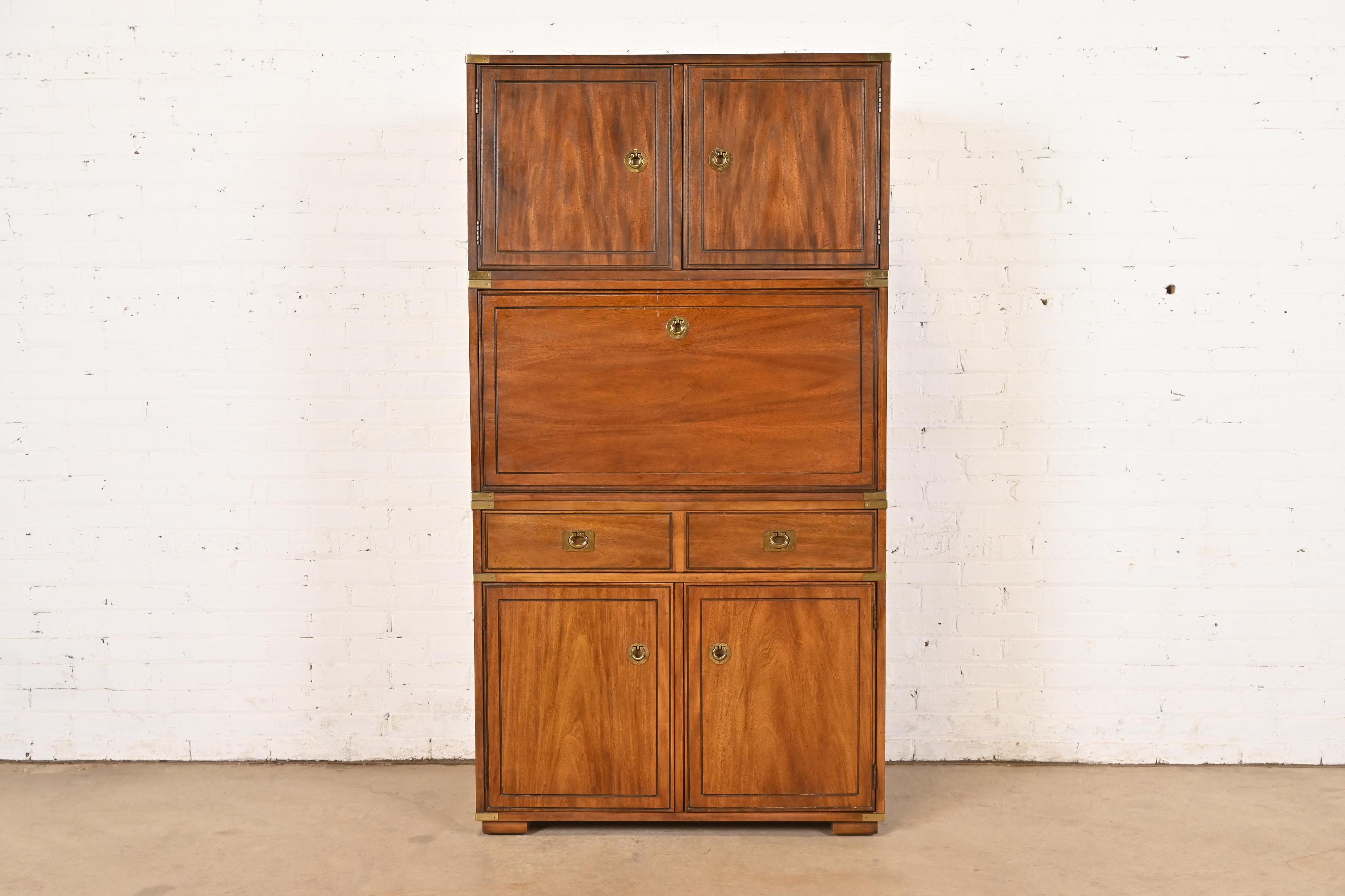 Ein wunderschöner, moderner Sekretär oder Barschrank im Hollywood Regency Campaigner Stil aus der Mitte des Jahrhunderts

Von Thomasville

USA, 1976

Wunderschönes Nussbaumholz, mit originalen Messingbeschlägen und Akzenten.

Maße: 35,5 