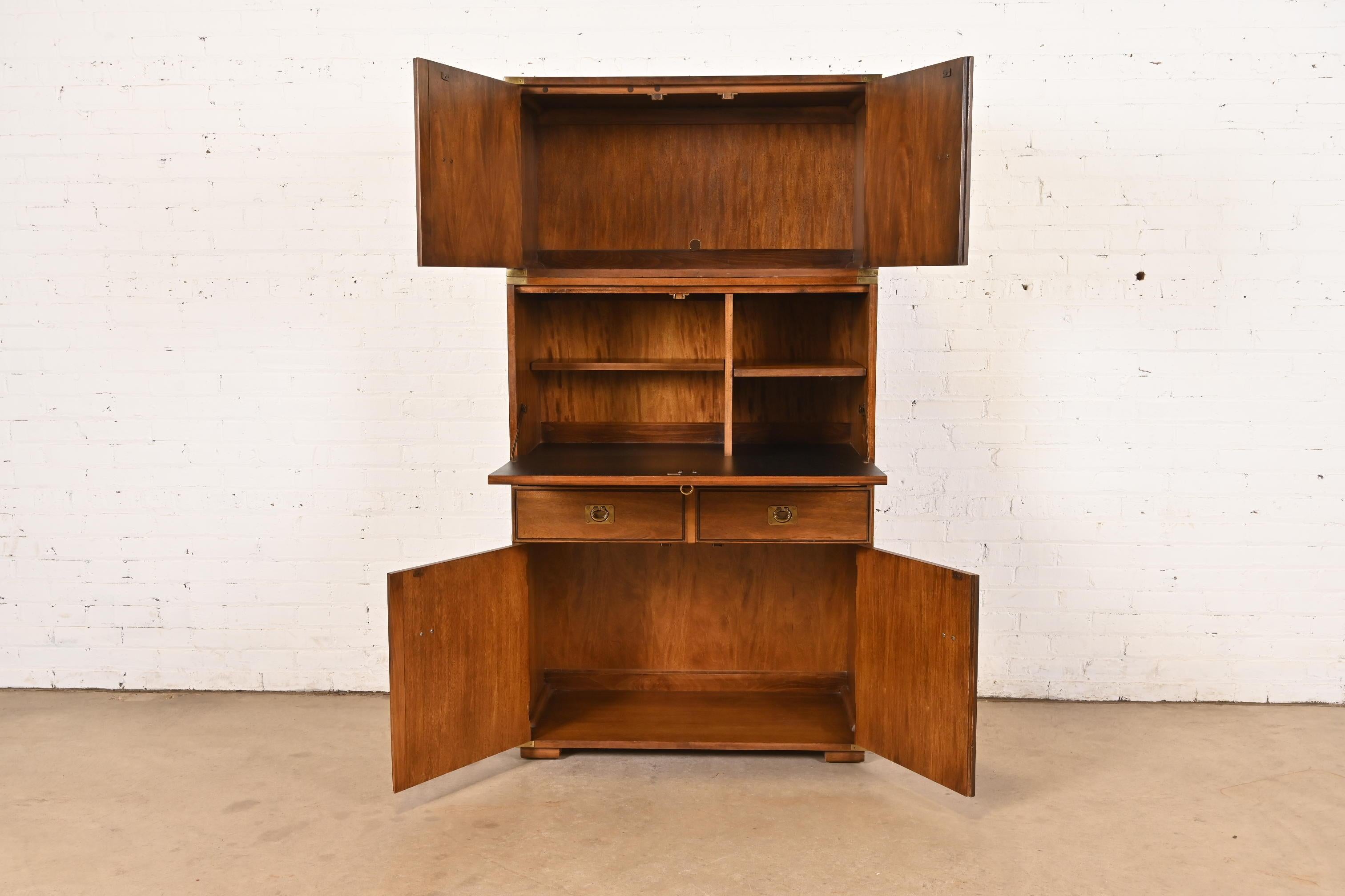 Thomasville Mid-Century Modern Hollywood Regency Campaigner Schreibtisch Schrank im Zustand „Gut“ im Angebot in South Bend, IN