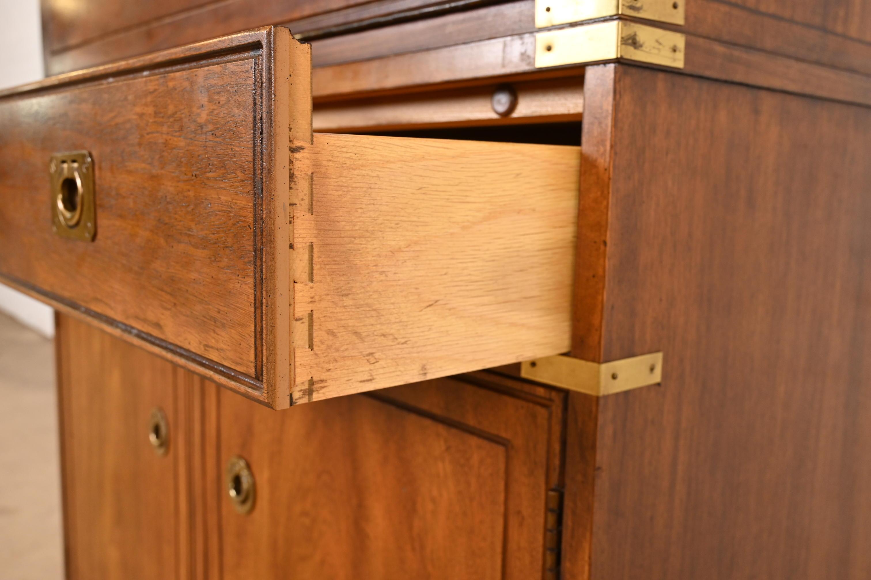 Thomasville Mid-Century Modern Hollywood Regency Campaigner Schreibtisch Schrank (Messing) im Angebot