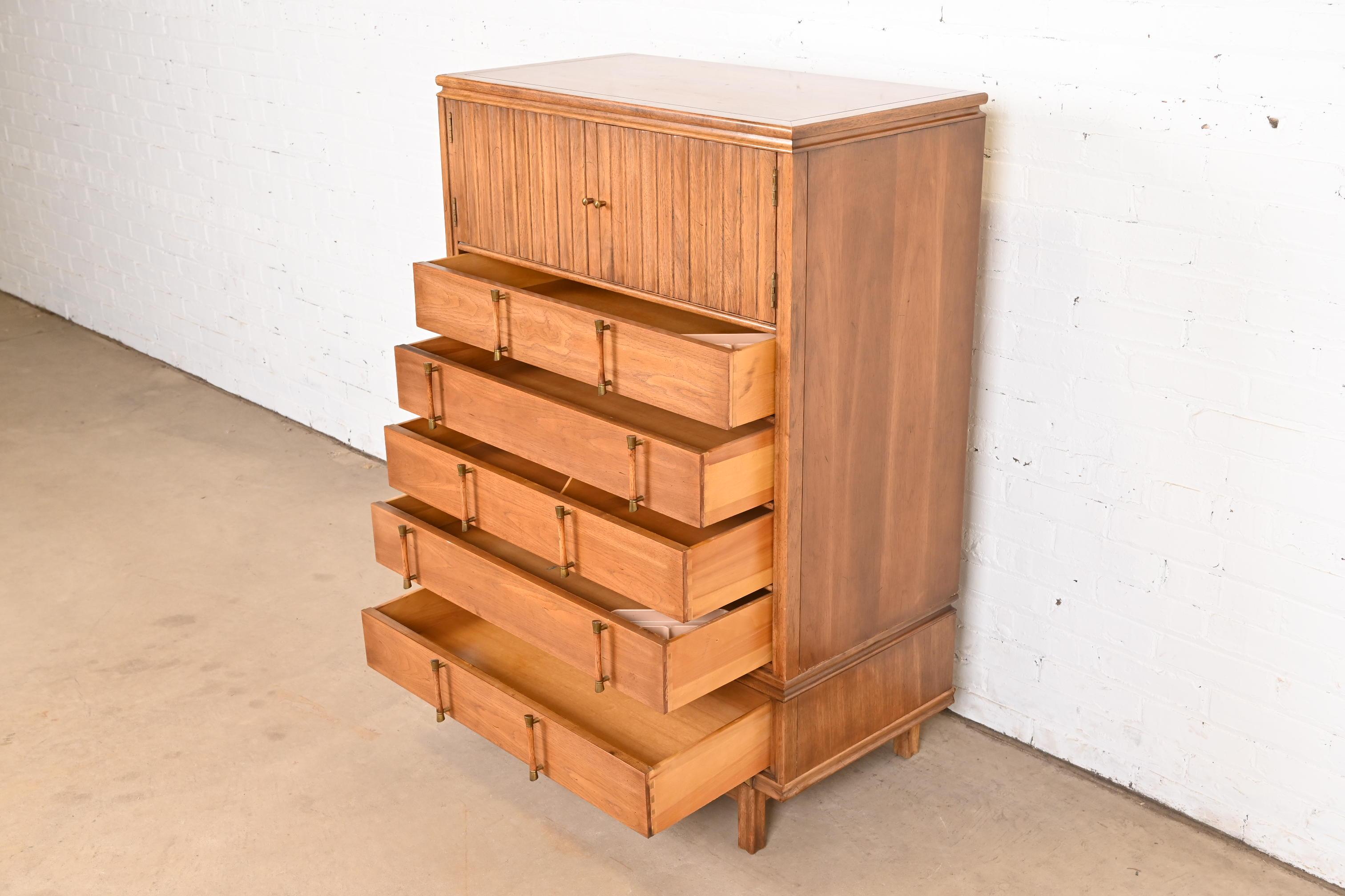 Cofre de caballero de nogal Thomasville Mid-Century Modern Hollywood Regency en venta 2