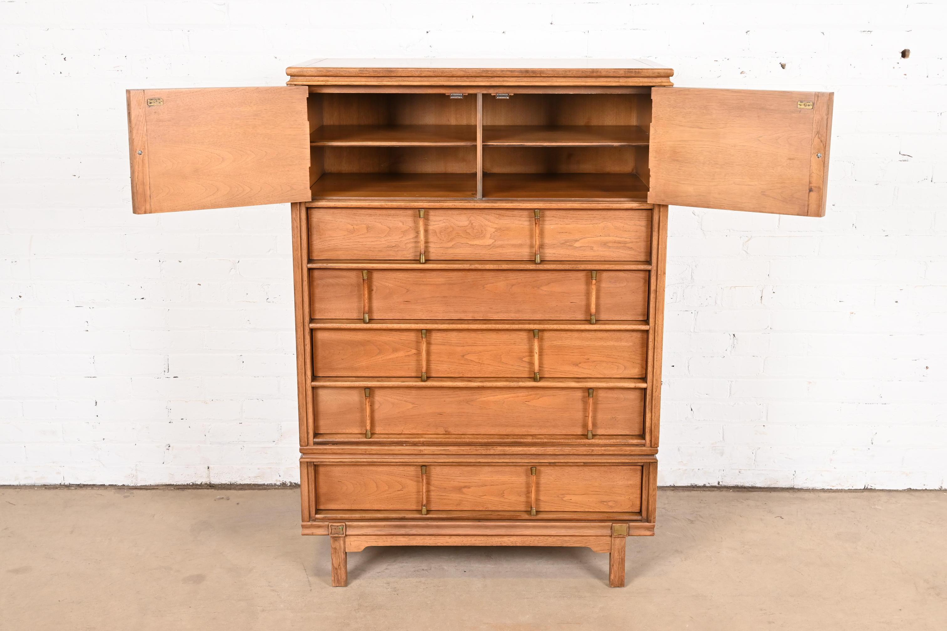 Cofre de caballero de nogal Thomasville Mid-Century Modern Hollywood Regency en venta 6