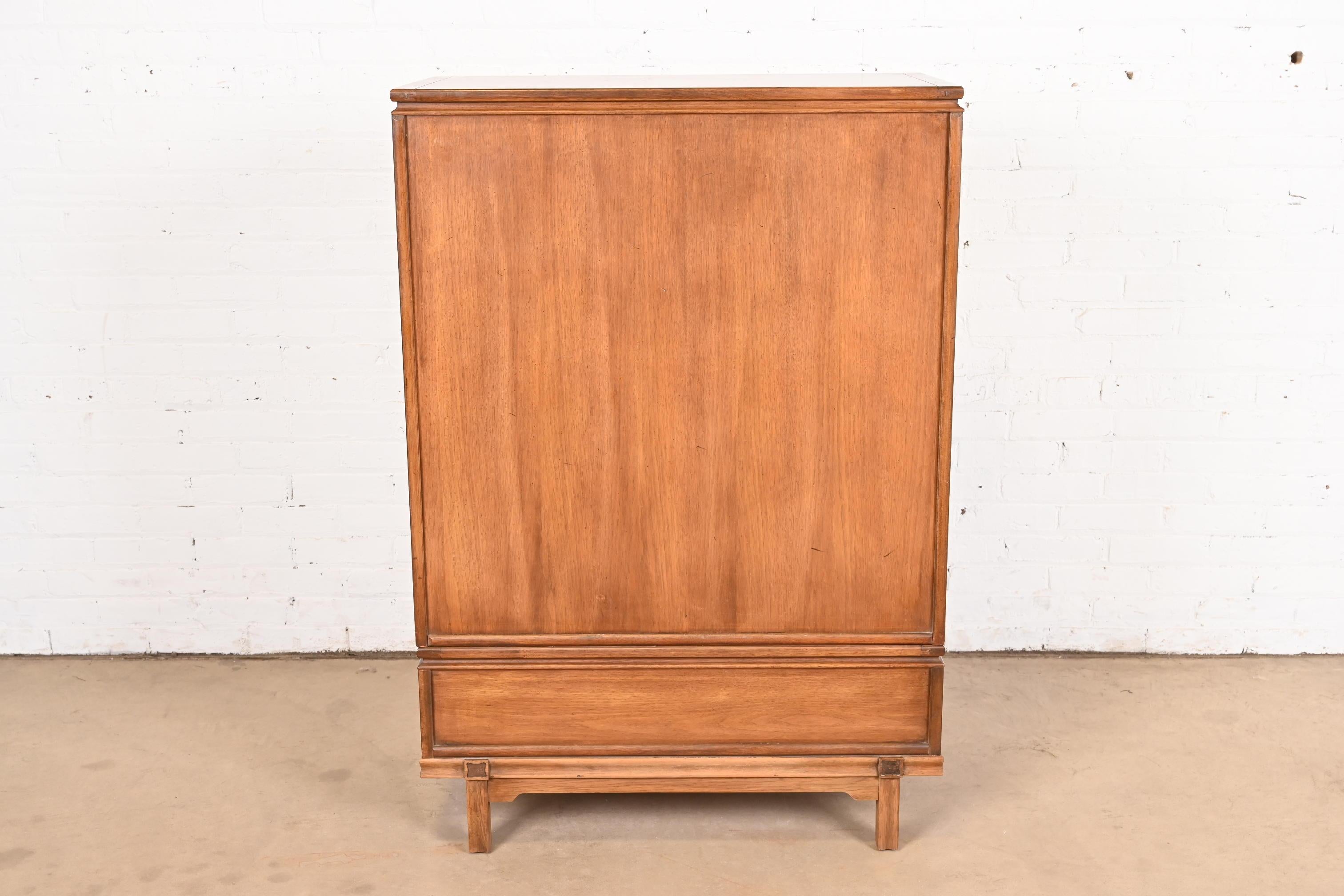 Cofre de caballero de nogal Thomasville Mid-Century Modern Hollywood Regency en venta 8