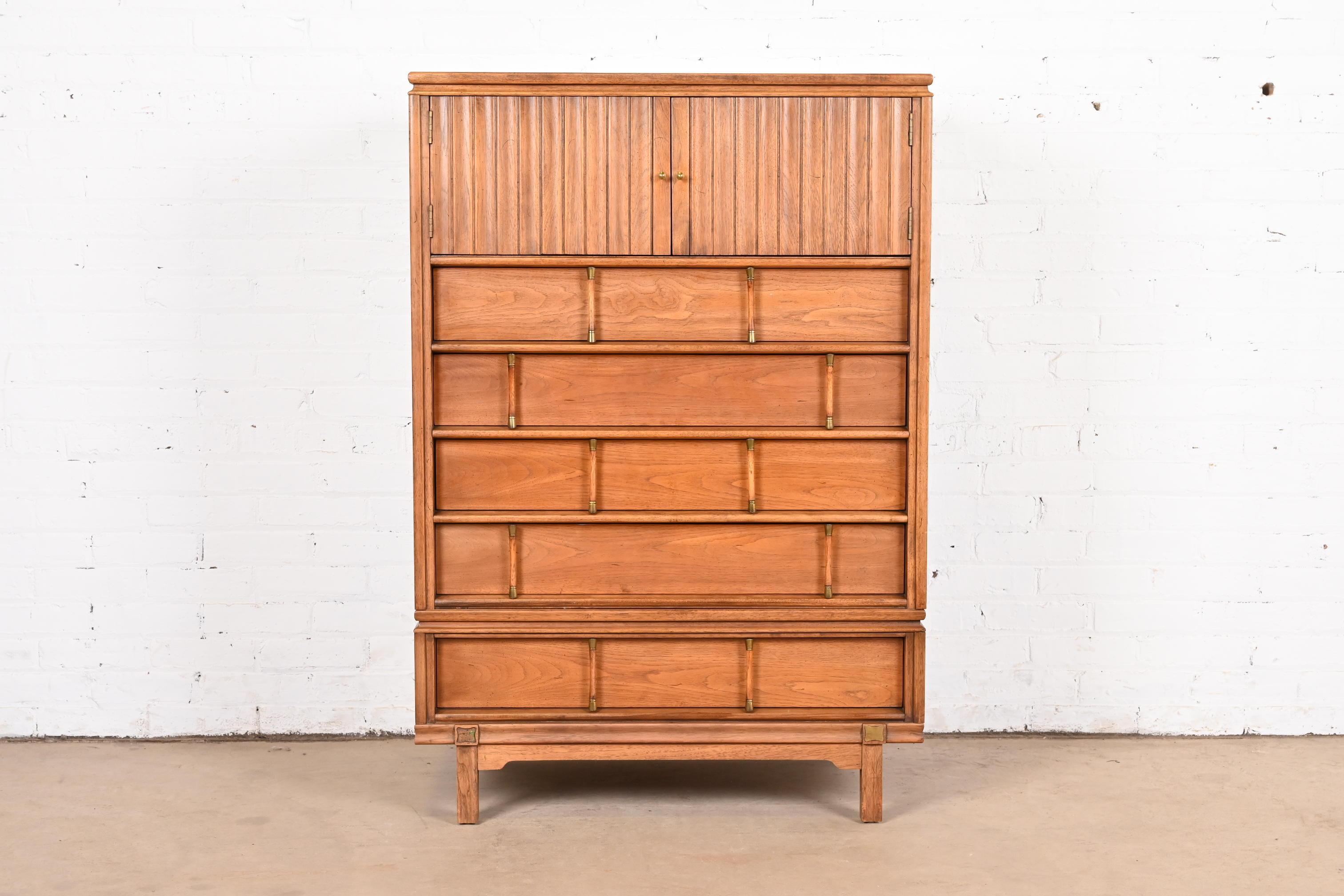 Cofre de caballero de nogal Thomasville Mid-Century Modern Hollywood Regency Moderno de mediados de siglo en venta