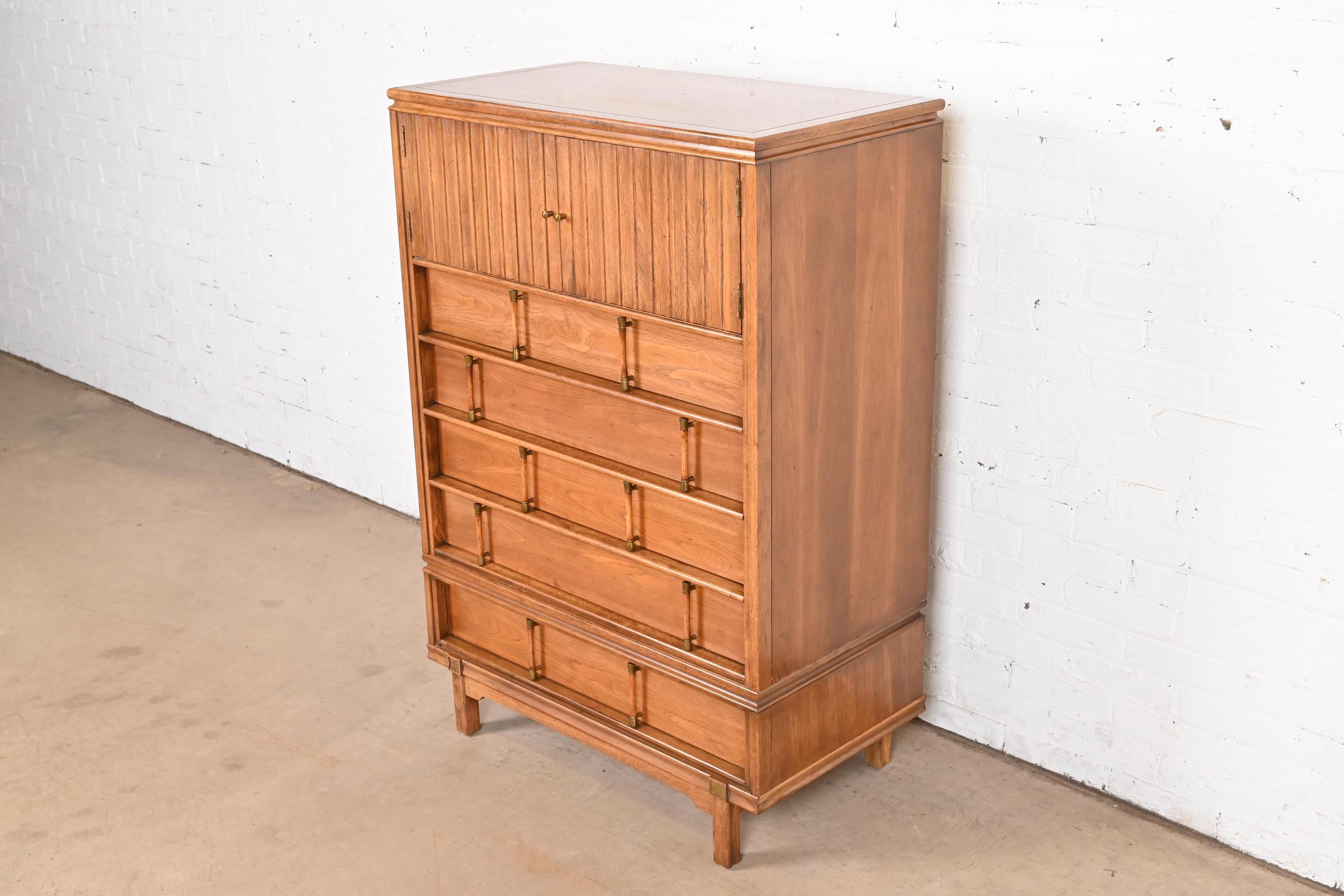 Cofre de caballero de nogal Thomasville Mid-Century Modern Hollywood Regency Estadounidense en venta