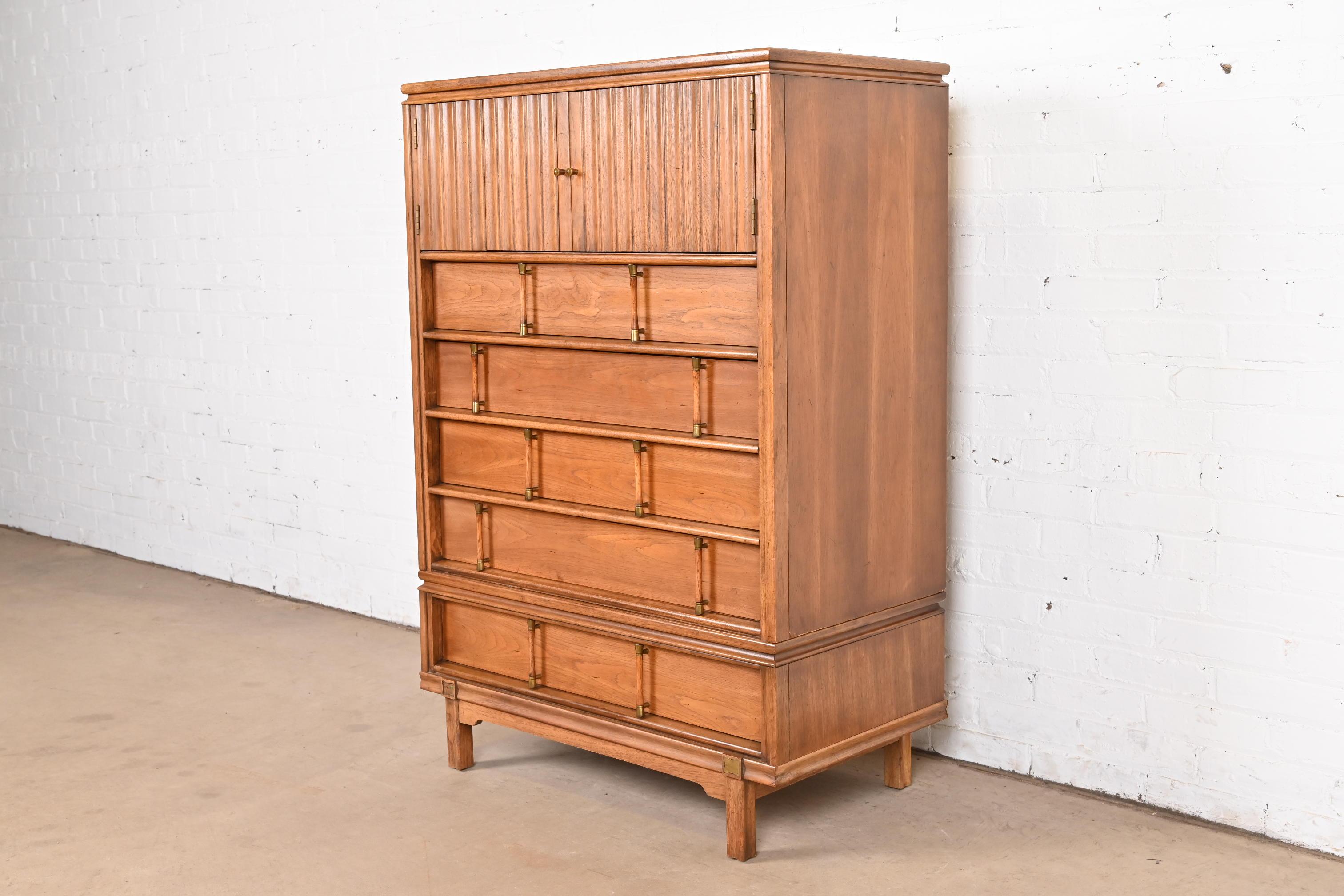 Cofre de caballero de nogal Thomasville Mid-Century Modern Hollywood Regency Tallado en venta