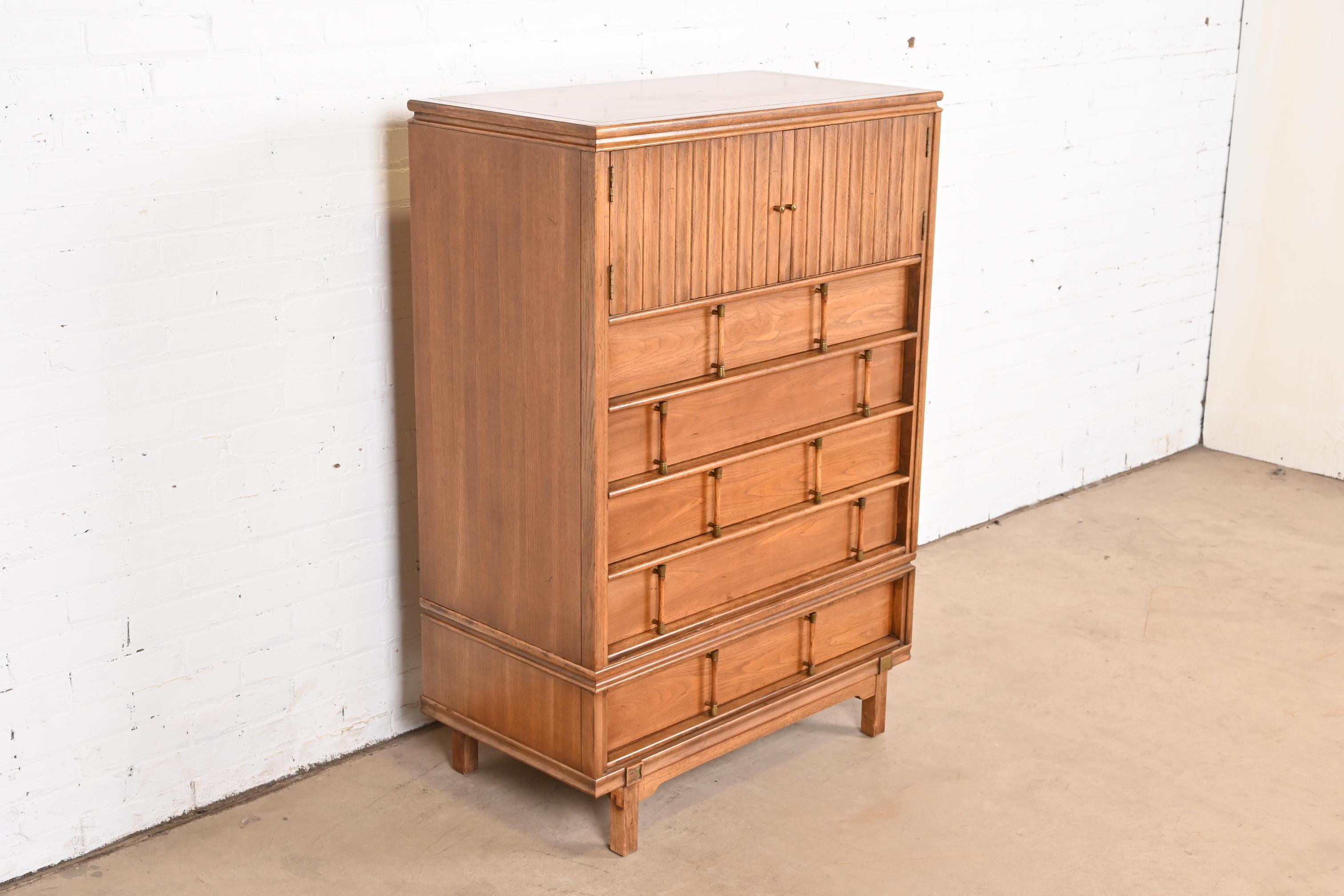 Cofre de caballero de nogal Thomasville Mid-Century Modern Hollywood Regency en Bueno estado para la venta en South Bend, IN