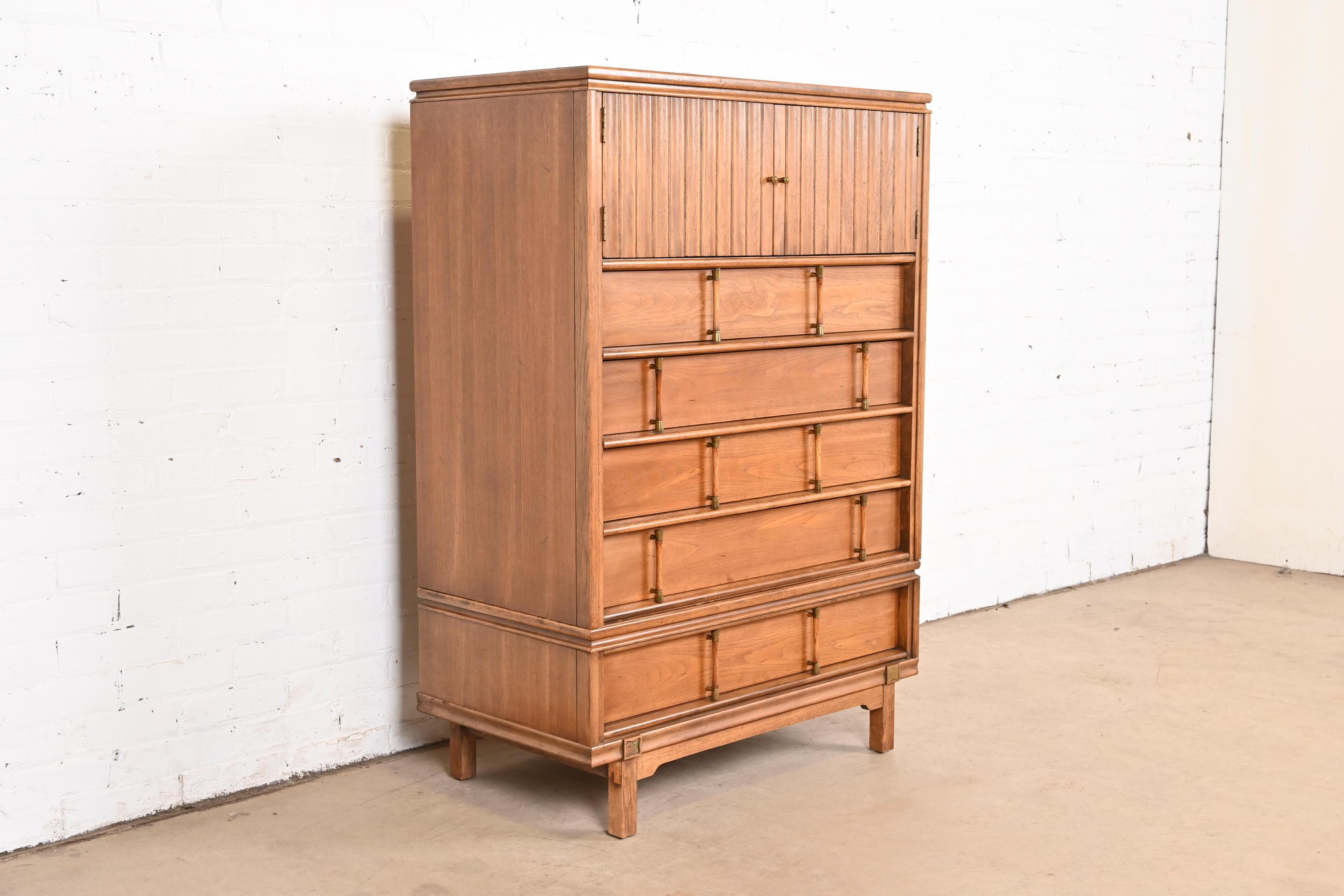 Cofre de caballero de nogal Thomasville Mid-Century Modern Hollywood Regency mediados del siglo XX en venta