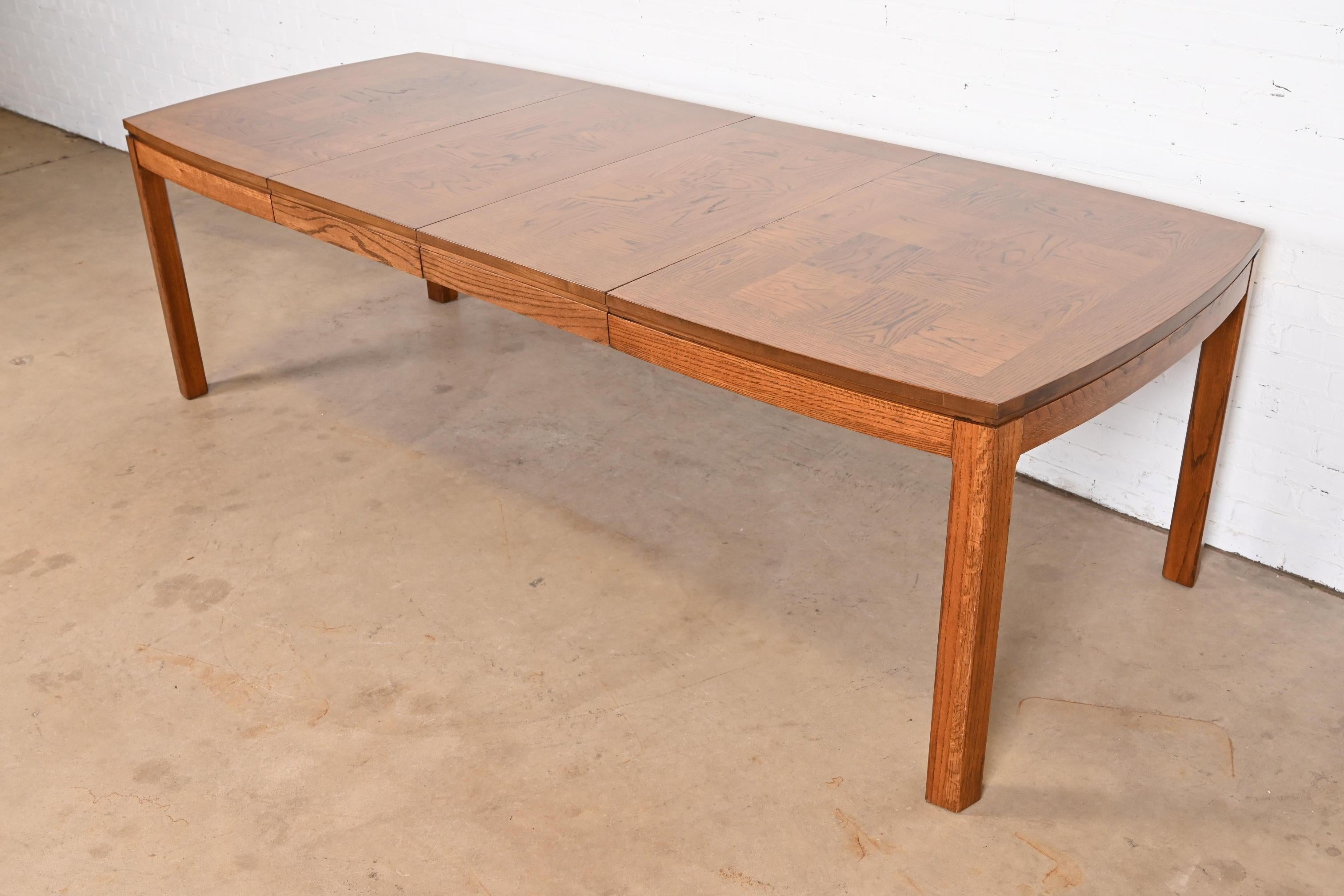 A gorgeous Mid-Century Modern oak Parsons extension dining table with patchwork top

By Thomasville

USA, 1970s

Measures: 60