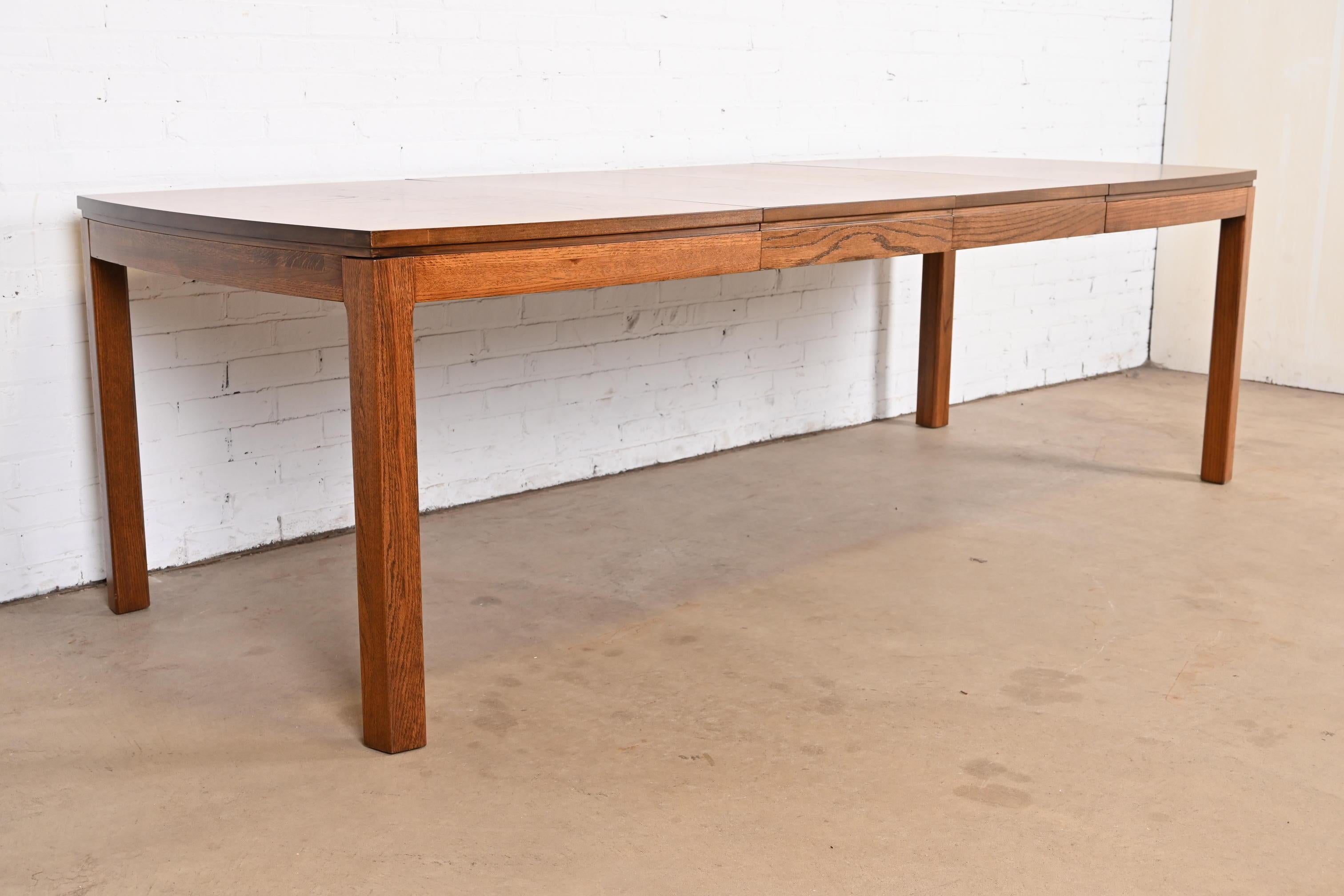 Chêne Table de salle à manger Parsons en chêne Patchwork moderne du milieu du siècle, refini en vente