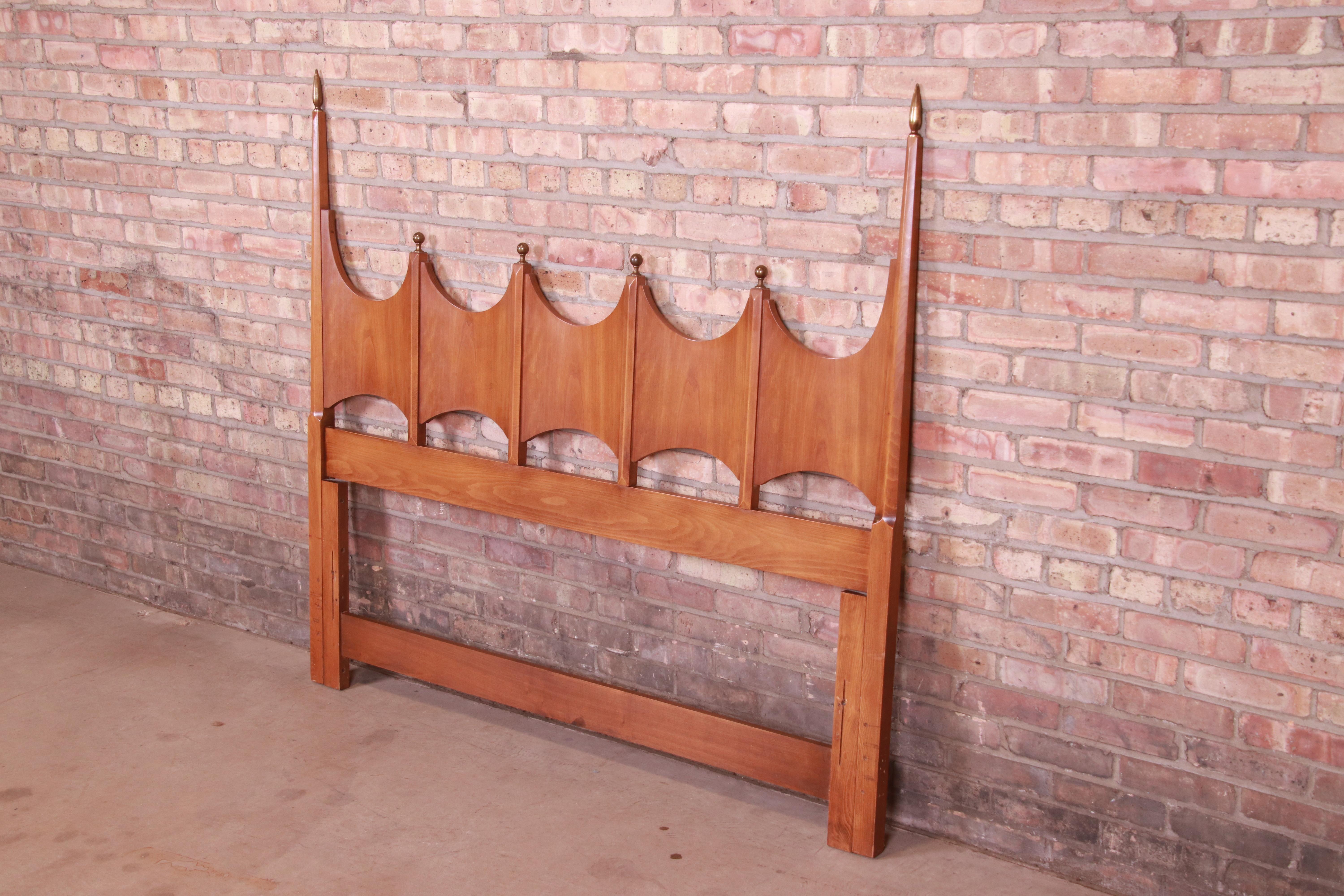 A gorgeous Mid-Century Modern Hollywood Regency queen size headboard

By Thomasville

USA, 1950s

Sculpted walnut with unique arched design, and brass finials.

Measures: 60.63