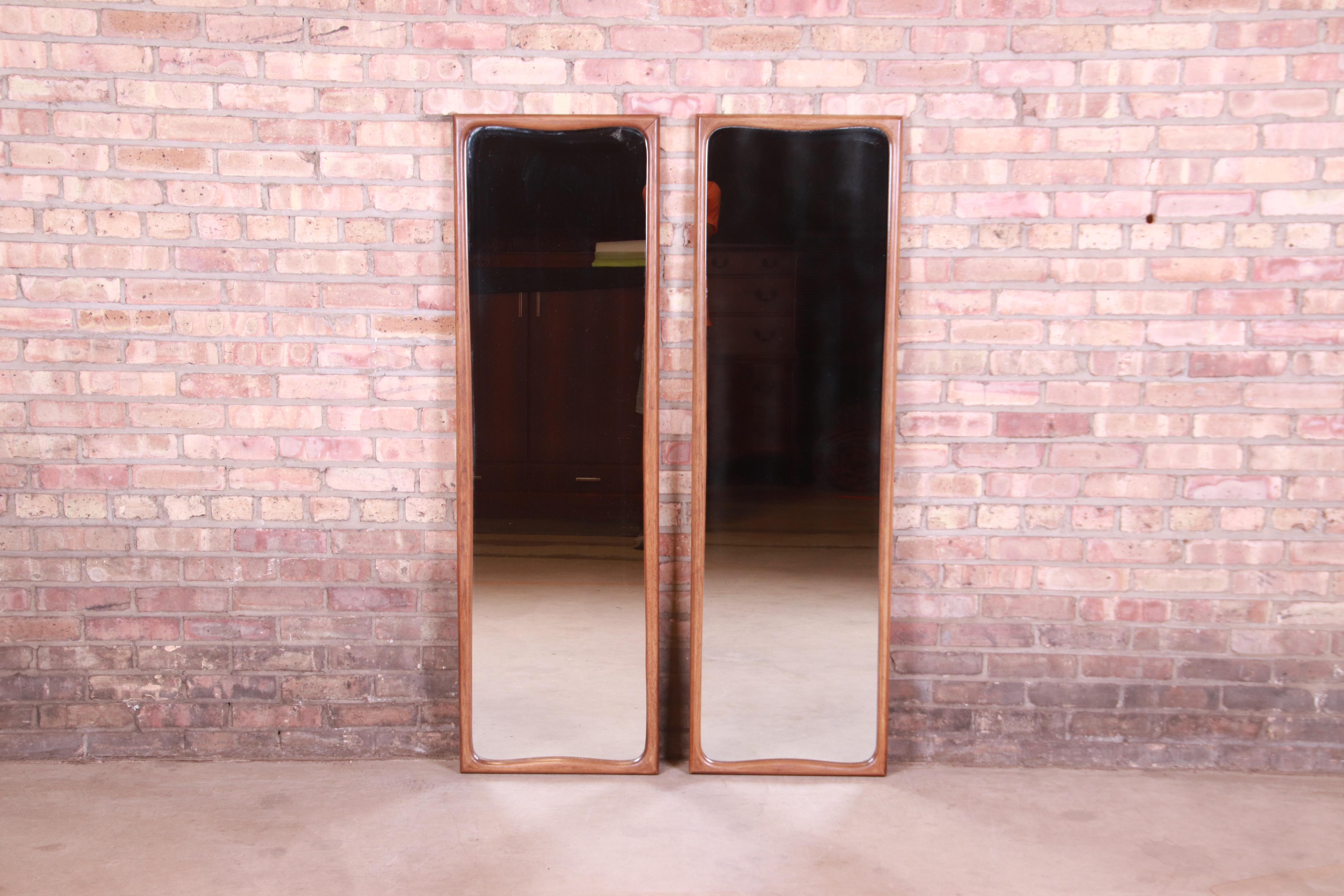 A beautiful pair of Mid-Century Modern sculpted walnut framed tall mirrors

By Thomasville

USA, 1950s

Measures: 17.75