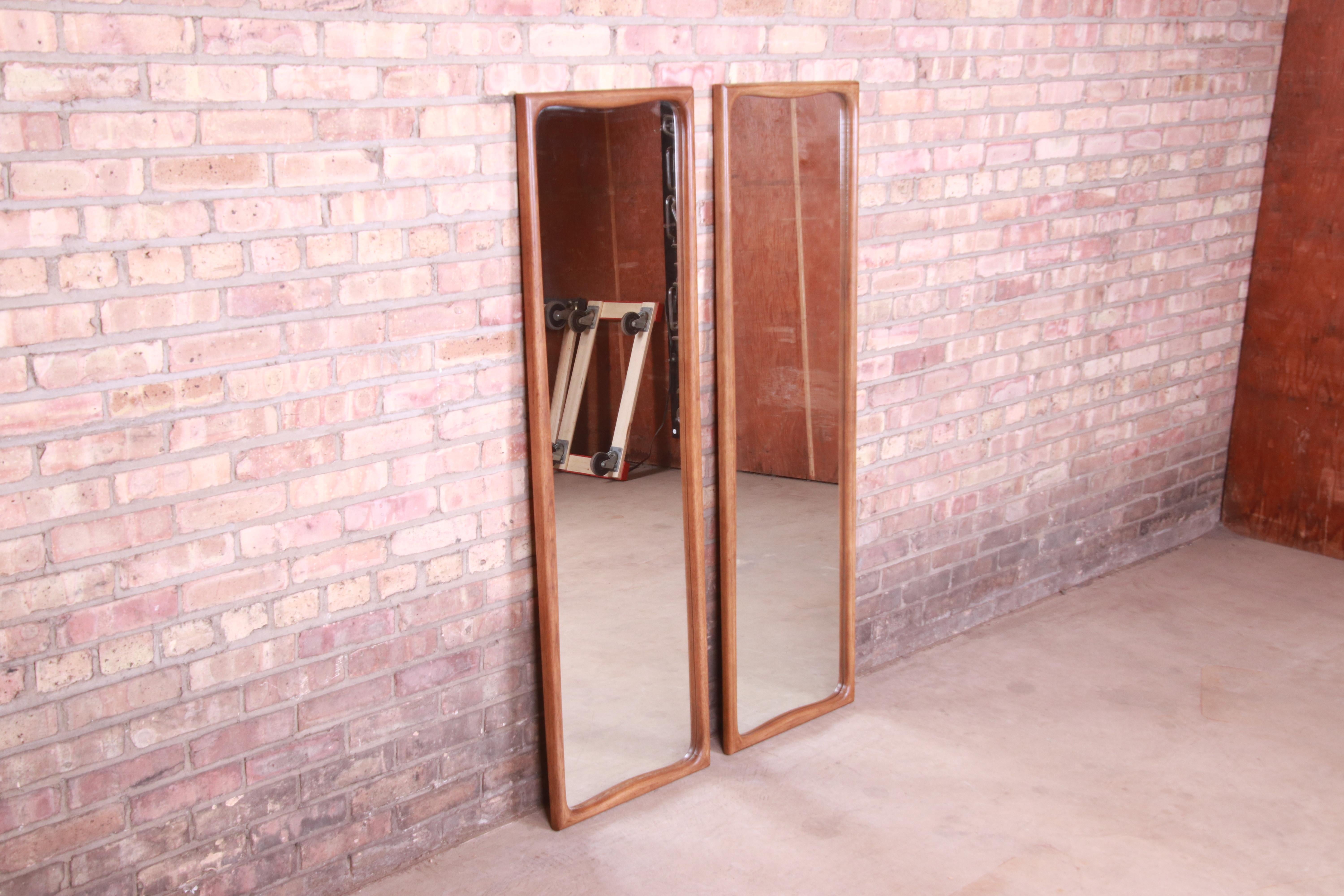 Thomasville Mid-Century Modern Sculpted Walnut Framed Tall Mirrors, Pair In Good Condition In South Bend, IN