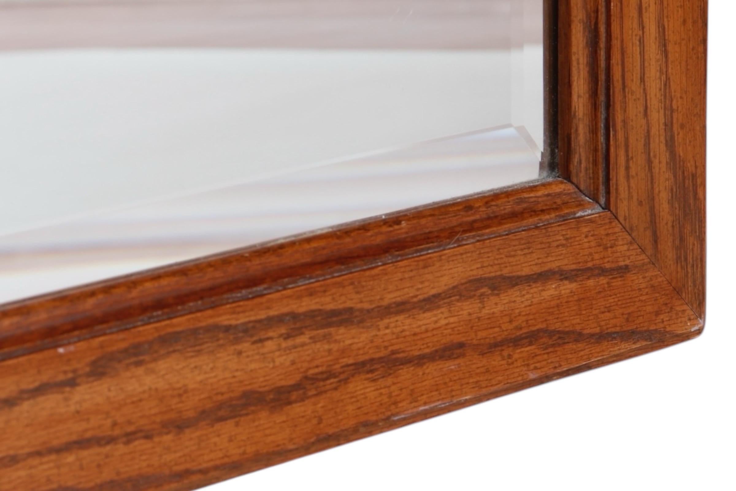 Mid-Century Modern Miroir mural en Oak Oak du milieu du siècle en vente