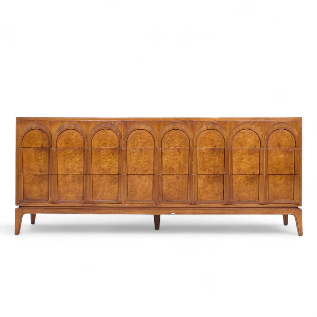 Thomasville Mid Jahrhundert skulpturalen gewölbten Nussbaum und Burlwood Lowboy Kommode

Dieser Lowboy misst: 76 breit x 19,25 tief x 31,5 Zoll hoch

Alle Möbelstücke sind in einem so genannten restaurierten Vintage-Zustand zu haben. Das bedeutet,