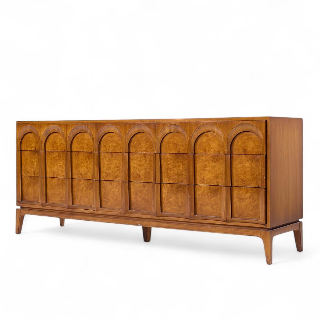 Thomasville Mid Jahrhundert skulpturalen gewölbten Nussbaum und Burlwood Lowboy Kommode (Moderne der Mitte des Jahrhunderts) im Angebot
